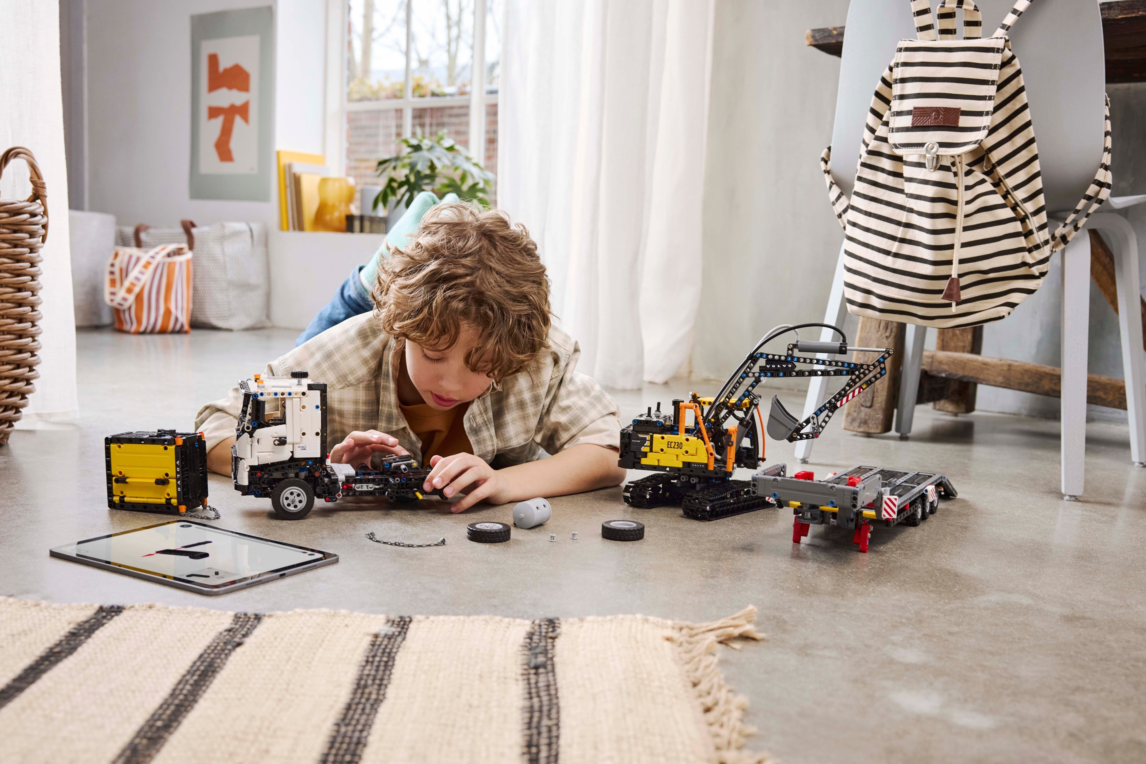 LEGO Technic 42175 - Volvo FMX ‑kuorma-auto ja EC230 Electric ‑kaivukone