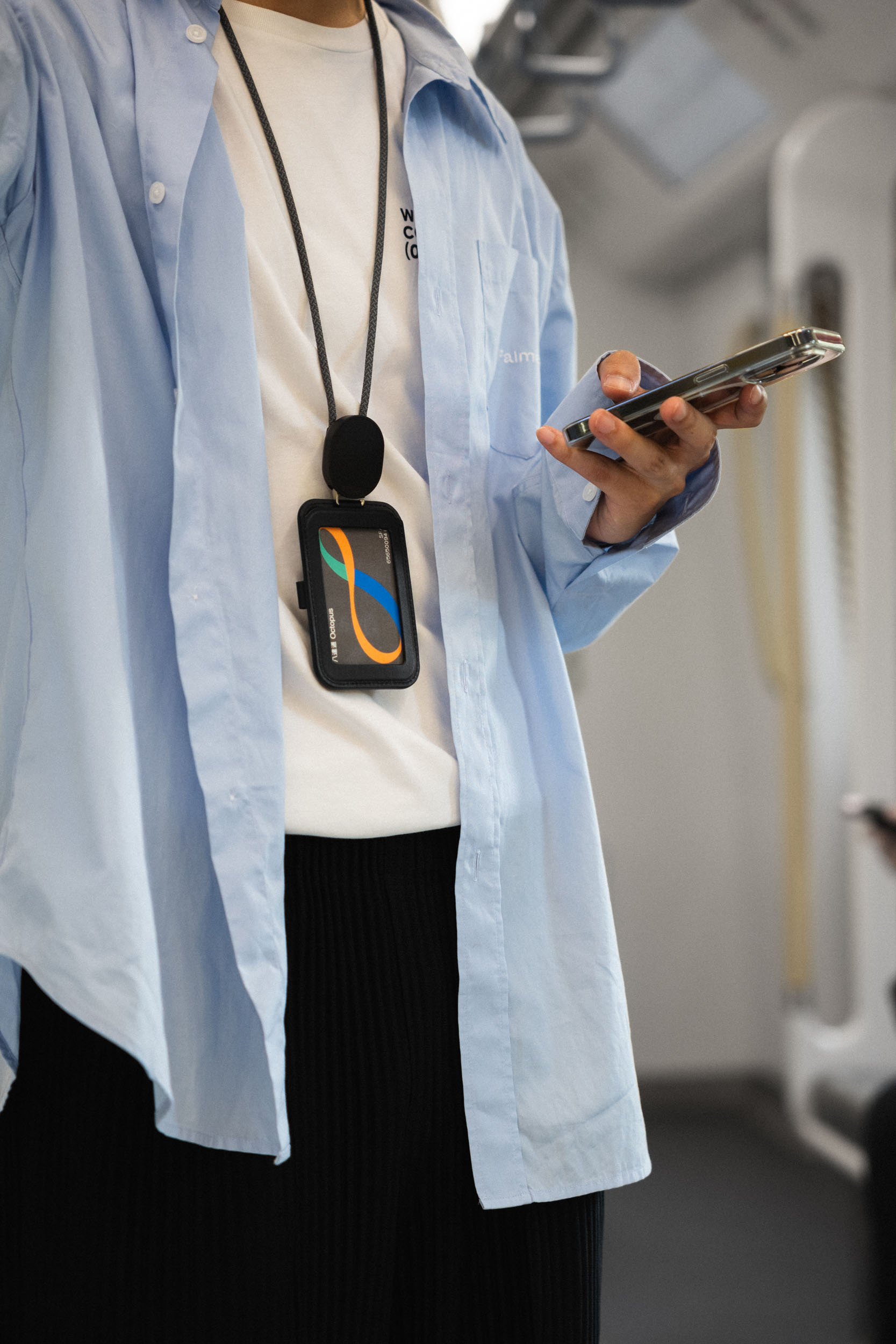 Orbitkey ID Card Holder Pro -henkilökorttikotelo kaulanauhalla, musta