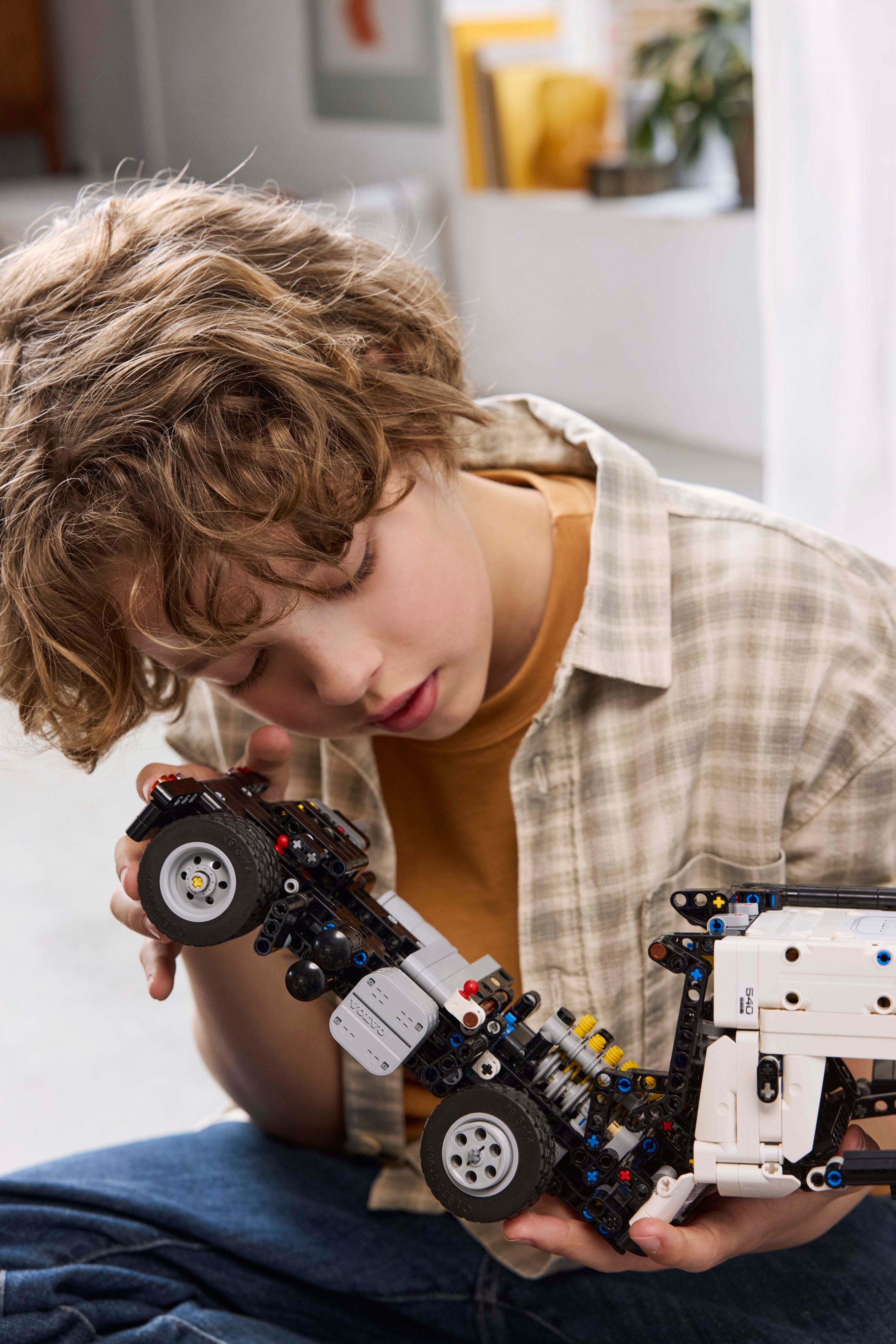 LEGO Technic 42175 - Volvo FMX ‑kuorma-auto ja EC230 Electric ‑kaivukone