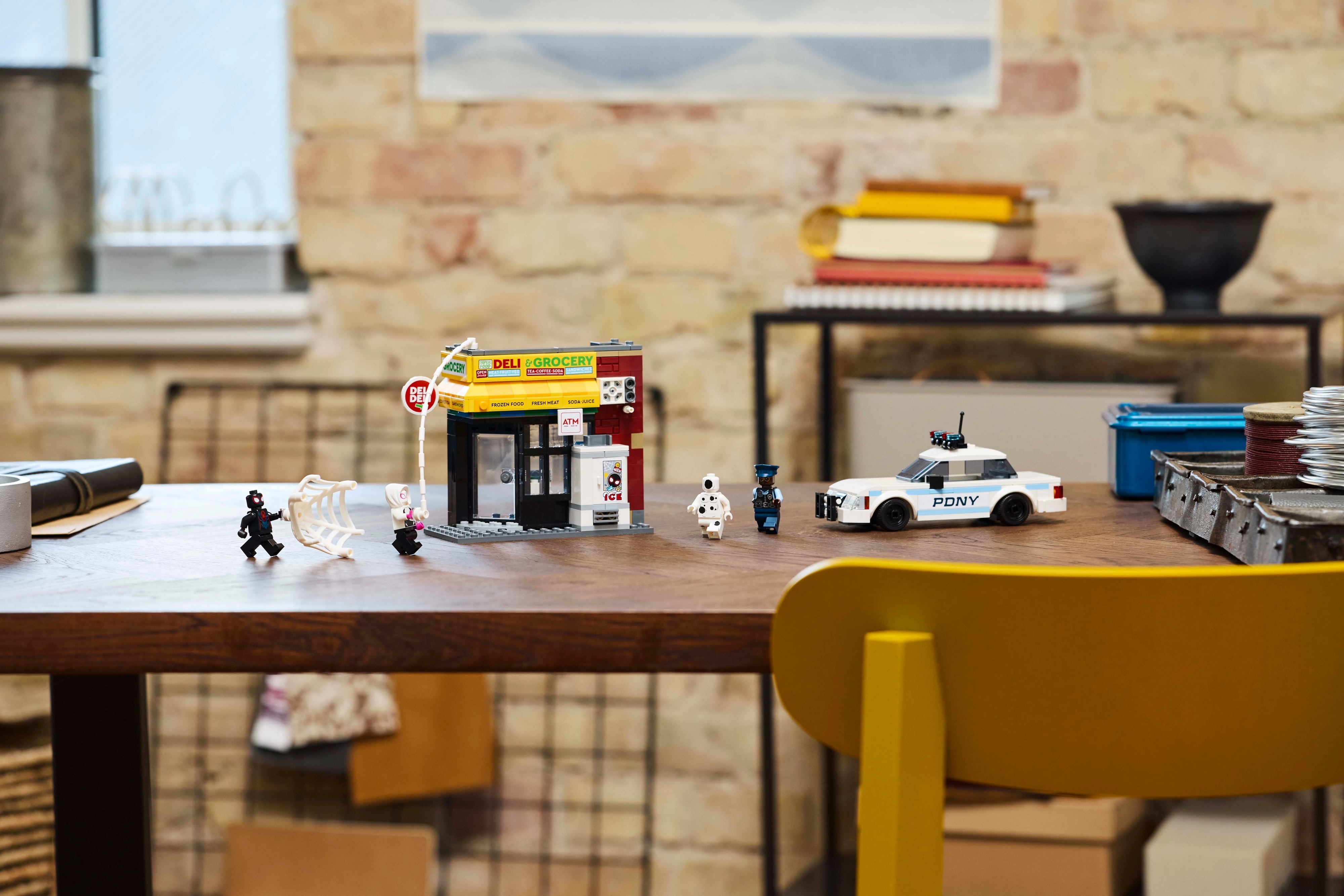 LEGO Super Heroes Marvel 76311 –  Hämähäkkiversum: Miles Morales vastaan Pilkku