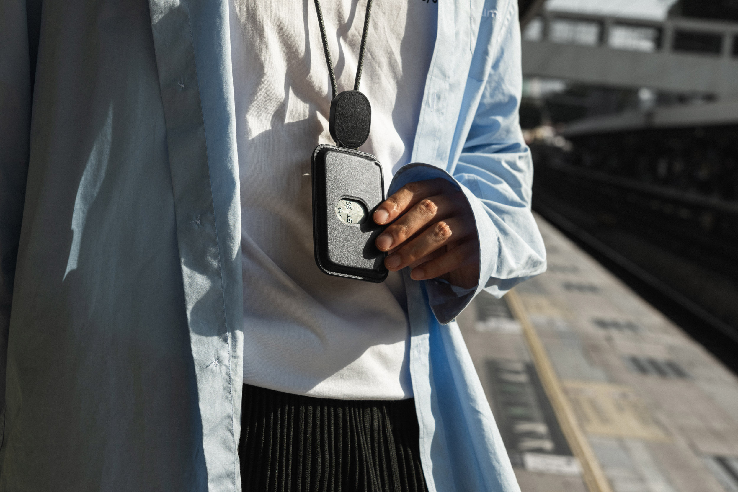 Orbitkey ID Card Holder Pro -henkilökorttikotelo kaulanauhalla, musta