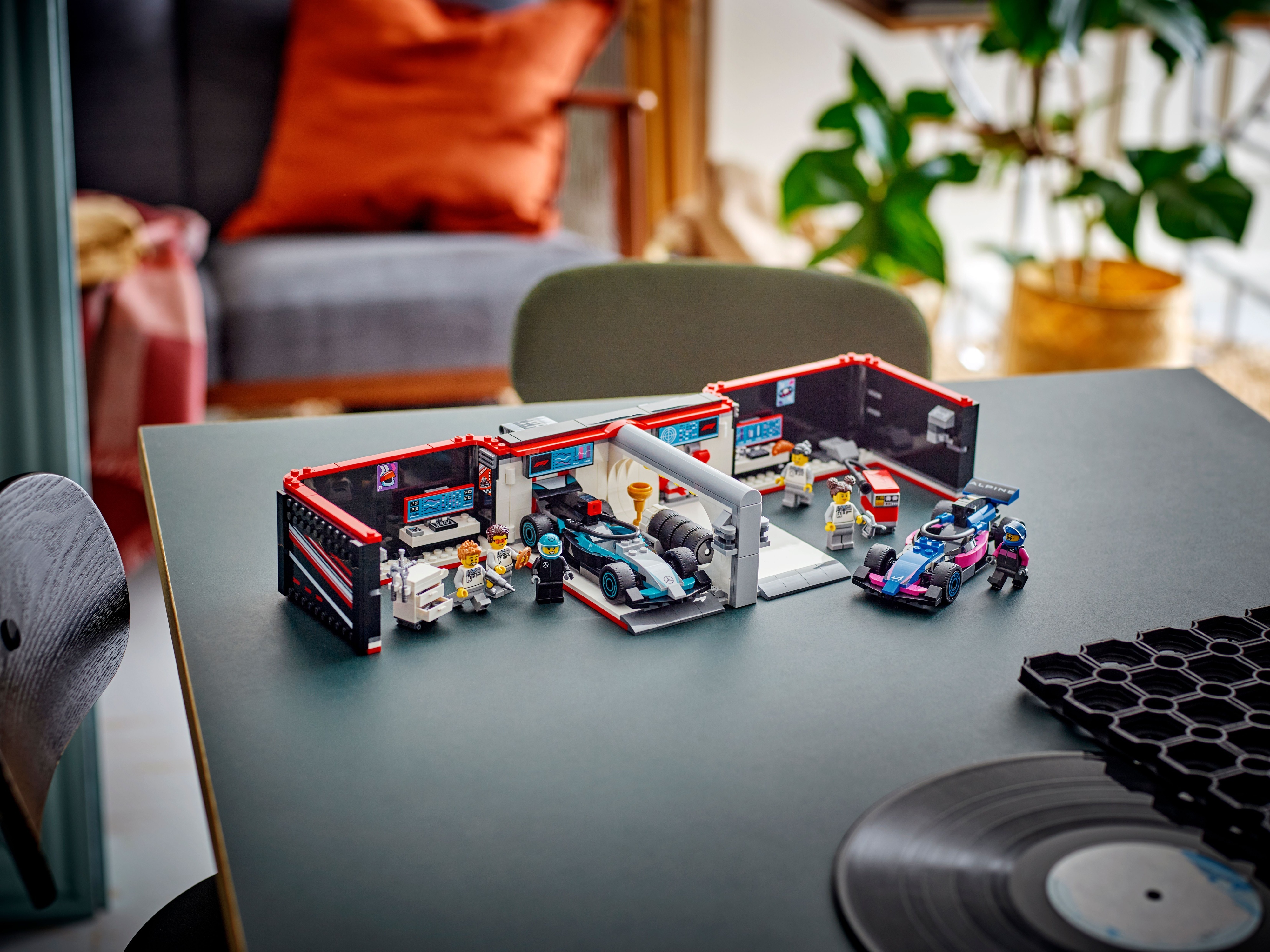 LEGO City 60444 – F1-talli ja Mercedes-AMG‑ ja Alpine-autot