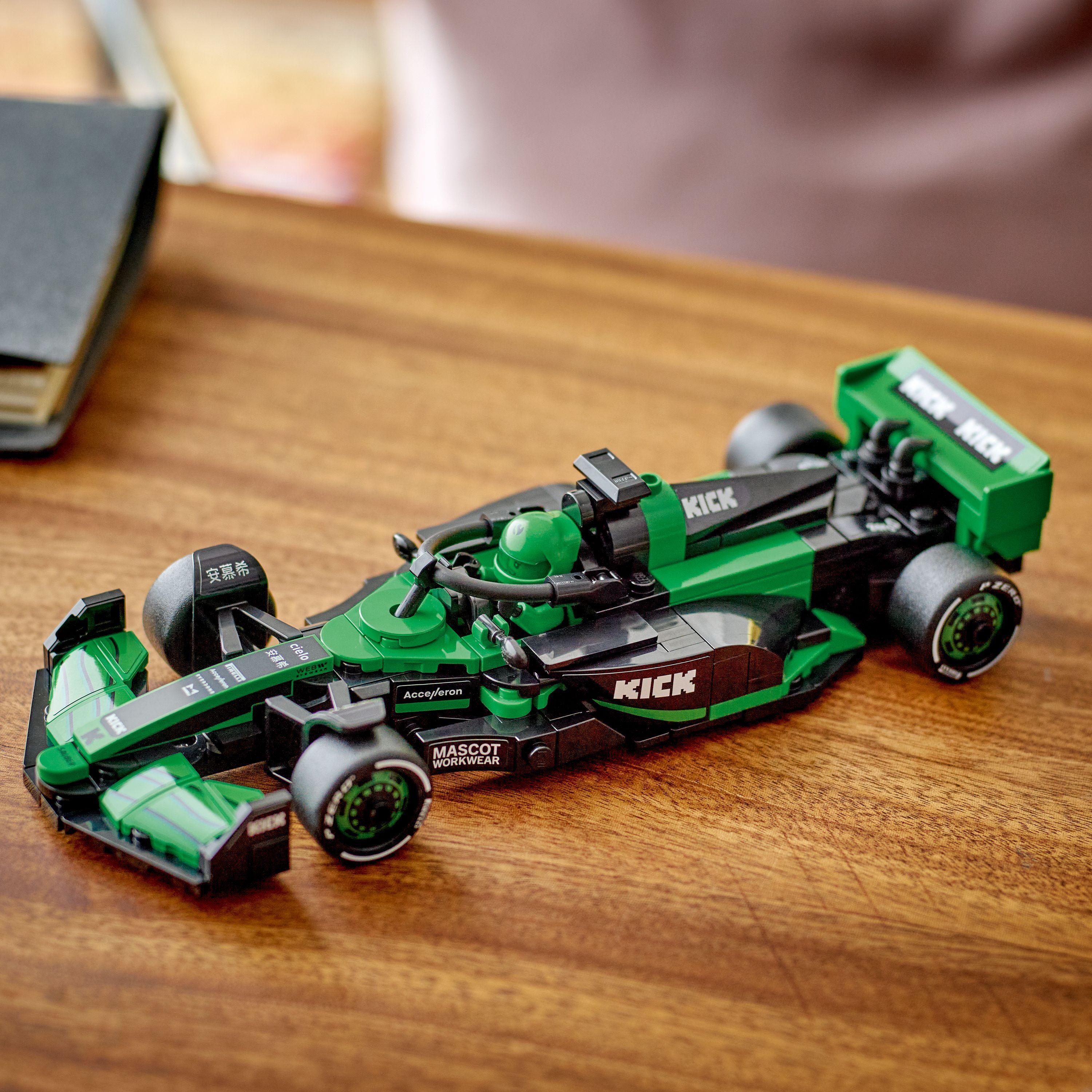 LEGO Speed Champions 77247 – KICK Sauber F1® Team C44 ‑kilpa-auto