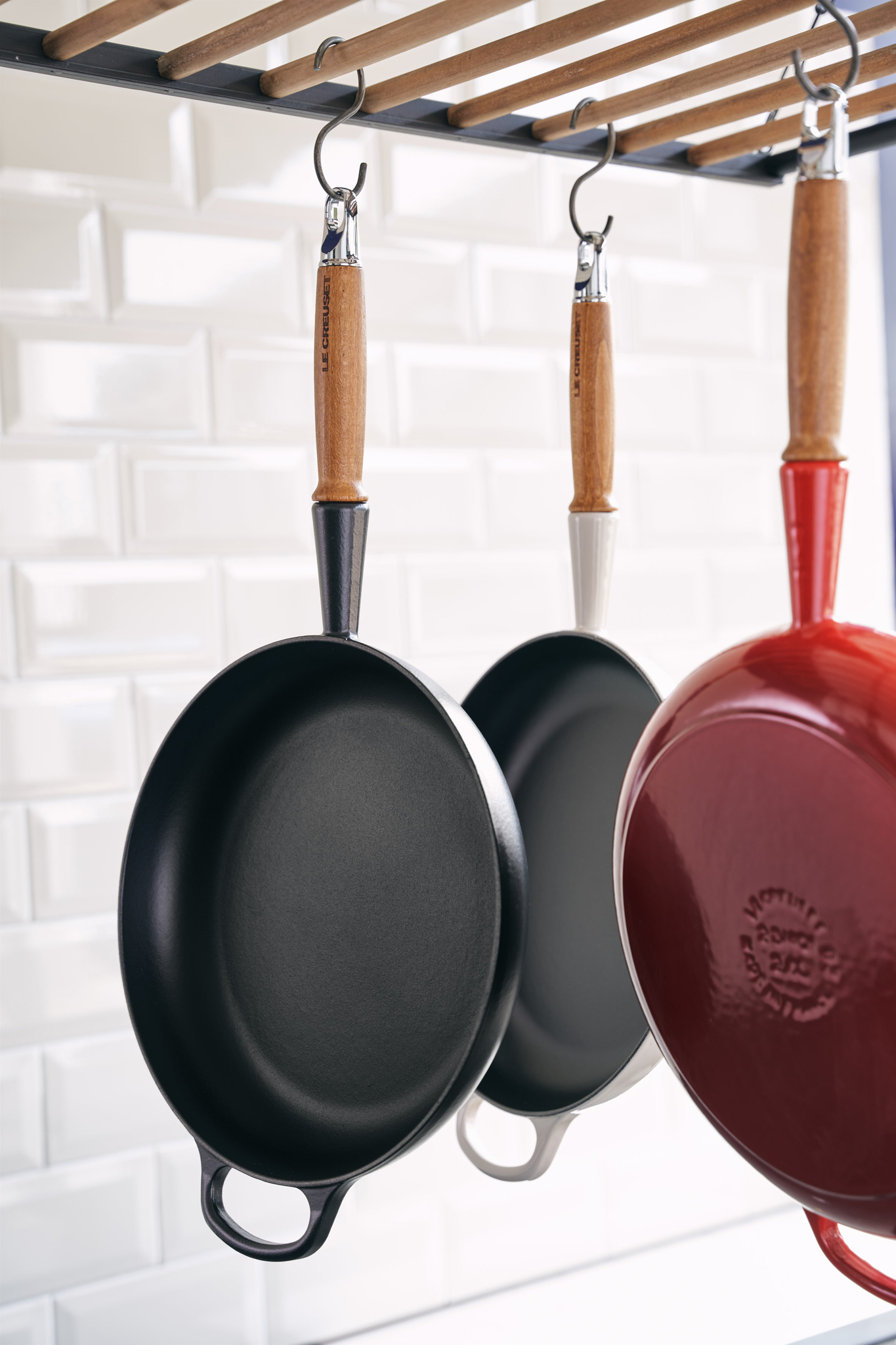 Le Creuset Signature -valurautapannu puukahvalla, 28 cm, Cerise