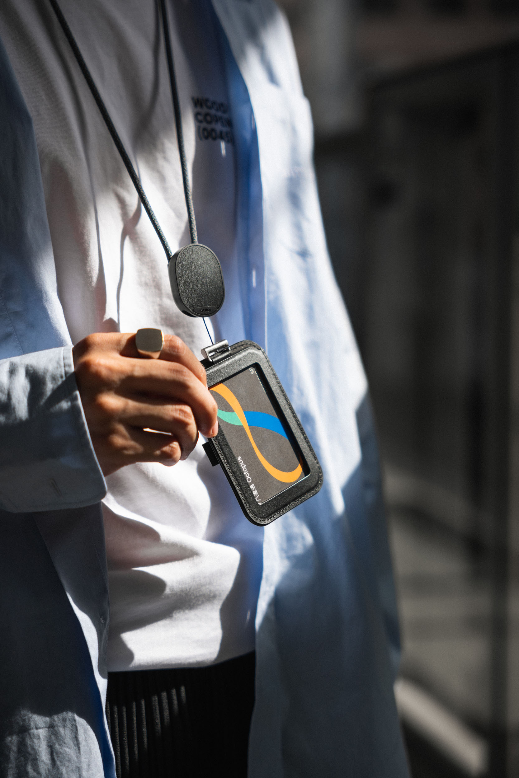 Orbitkey ID Card Holder Pro -henkilökorttikotelo kaulanauhalla, musta