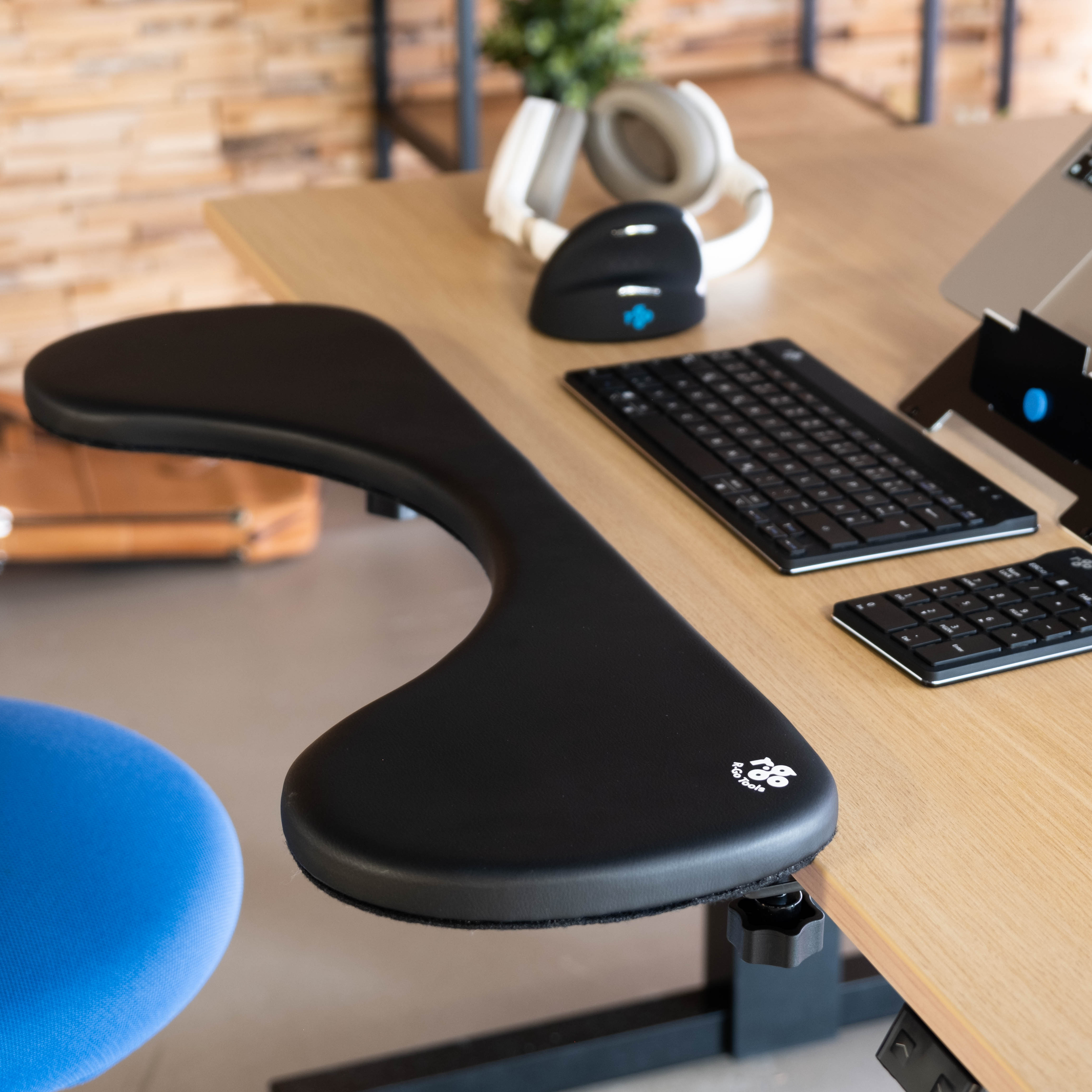 R-Go -ergonominen kyynärtuki, symmetrinen, musta