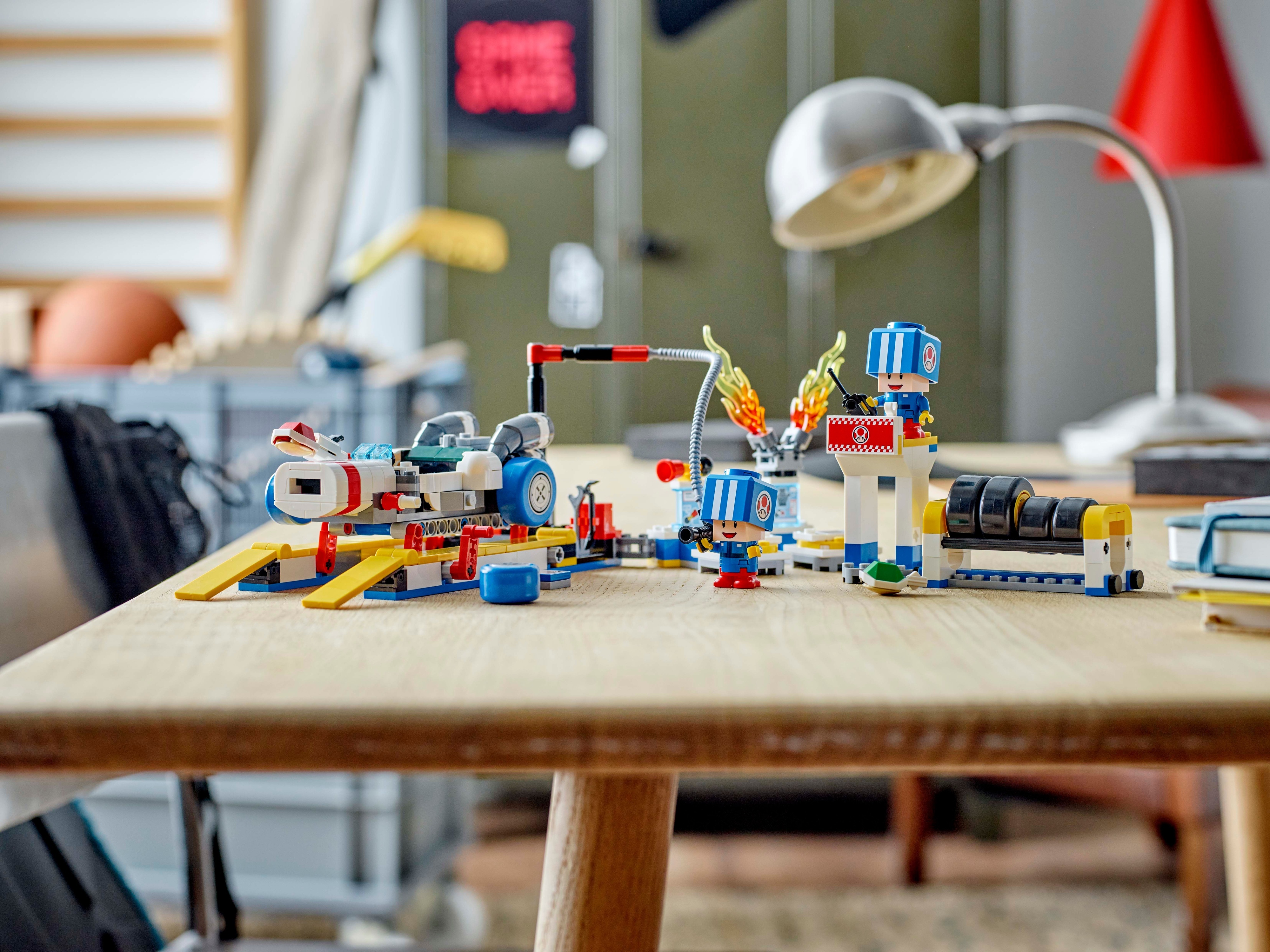 LEGO Super Mario 72035 – Mario Kart Toadin talli