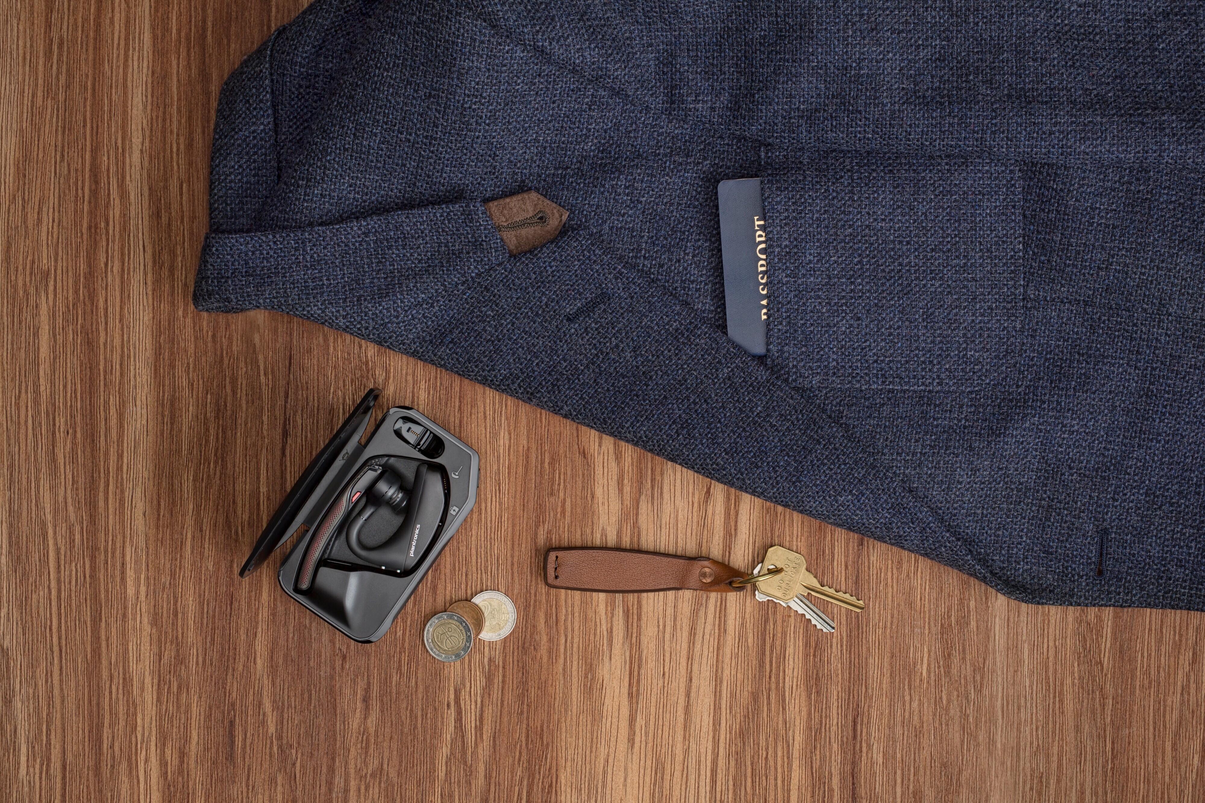Poly Voyager 5200 Bluetooth-kuuloke + latauskotelo