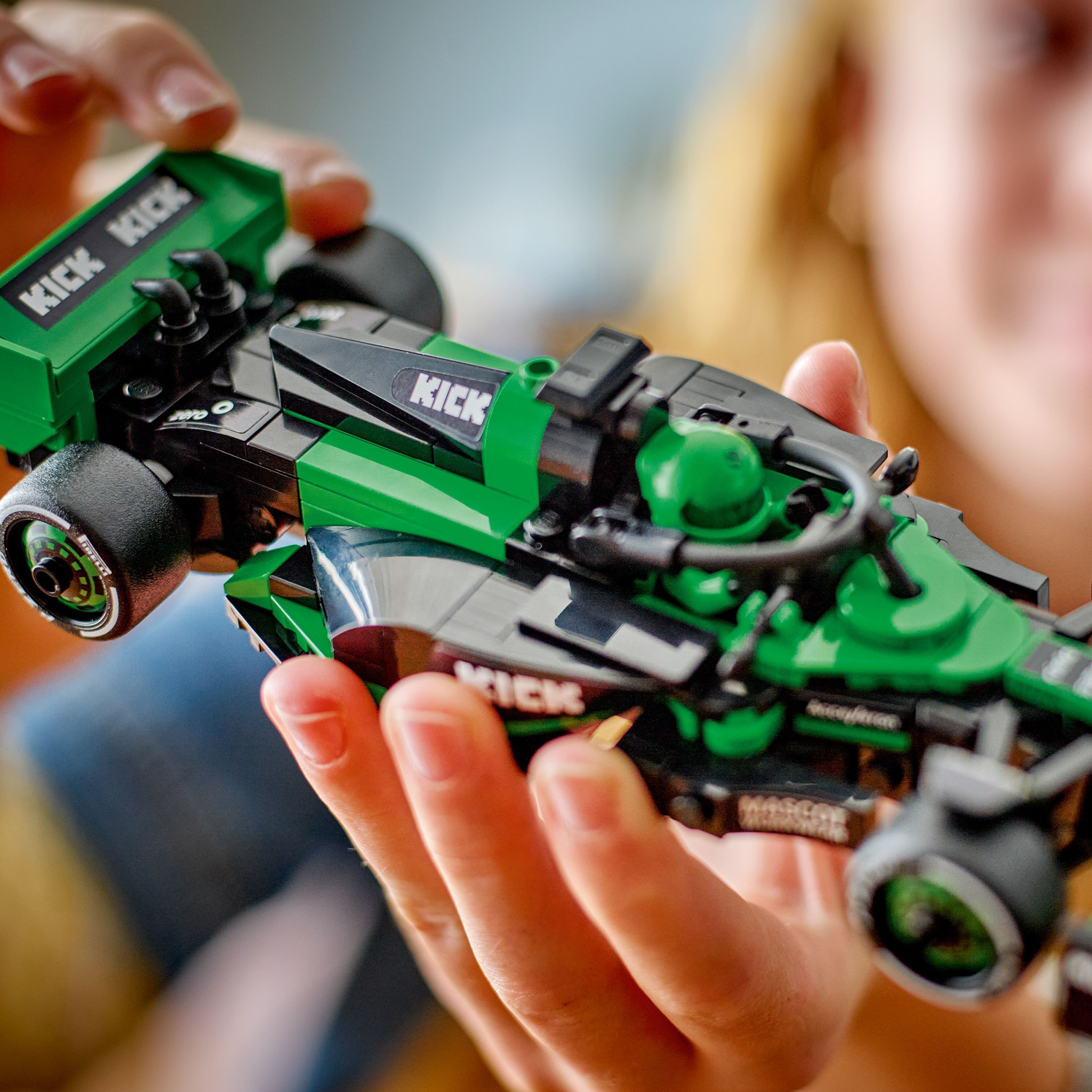 LEGO Speed Champions 77247 – KICK Sauber F1® Team C44 ‑kilpa-auto