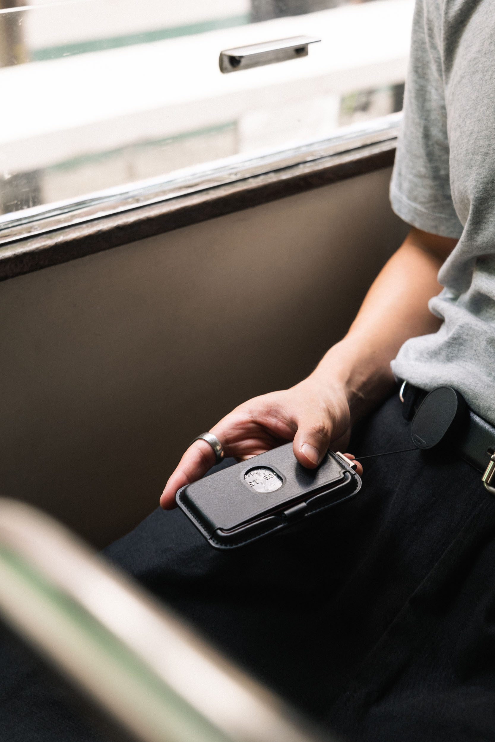 Orbitkey ID Card Holder Pro -henkilökorttikotelo kaulanauhalla, musta