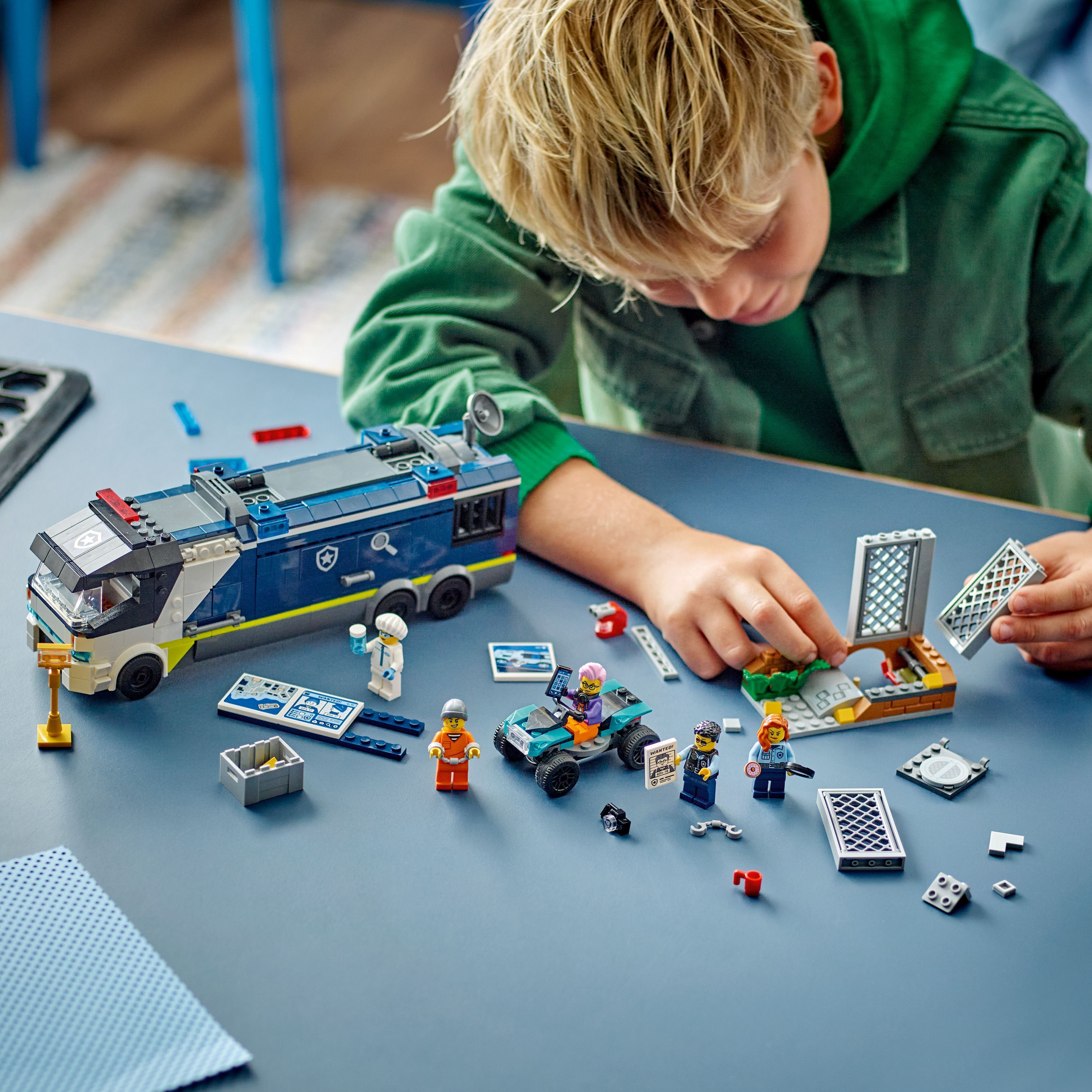 LEGO City Great Vehicles 60435 - Hinausauto ja urheiluautokorjaamo