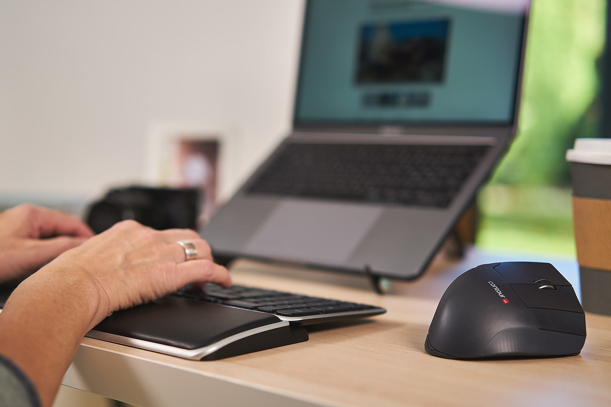 Contour Balance Keyboard -langaton näppäimistö ja rannetuki