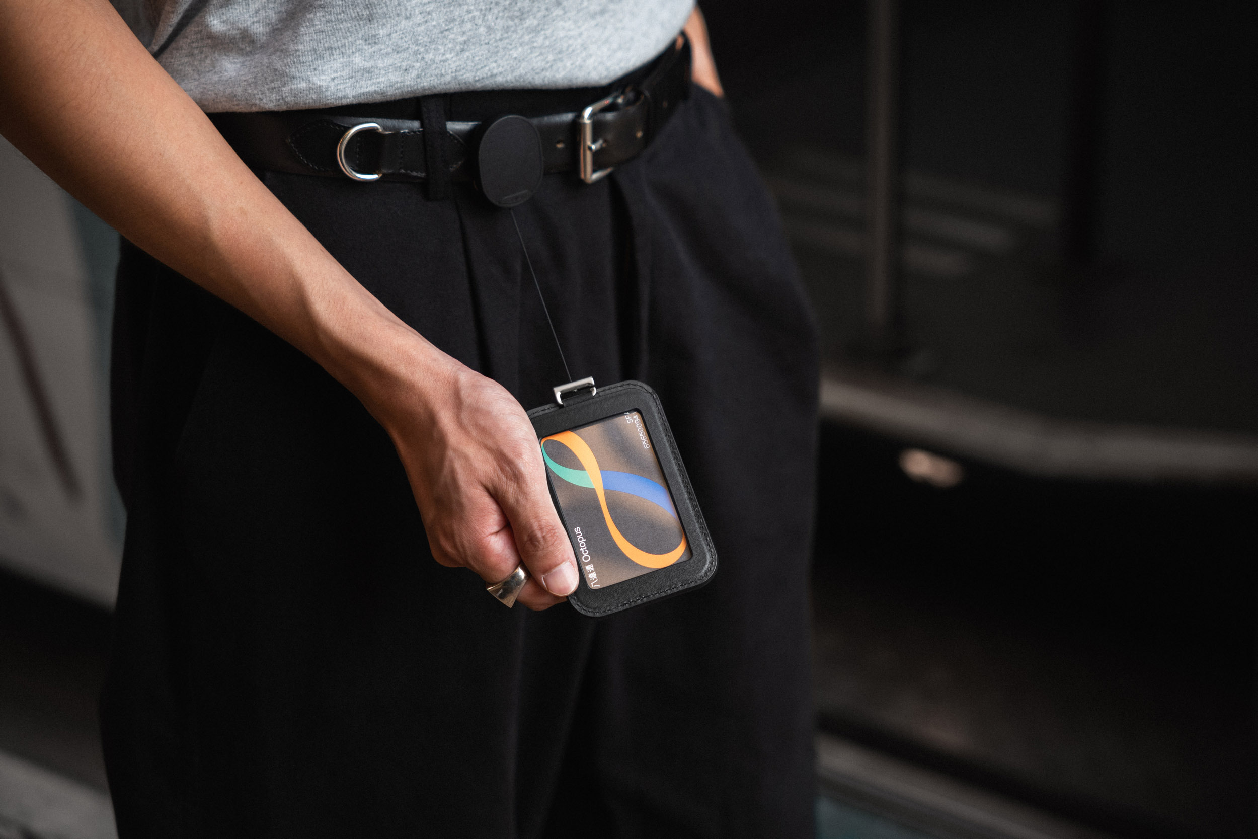 Orbitkey ID Card Holder Pro -henkilökorttikotelo kaulanauhalla, musta