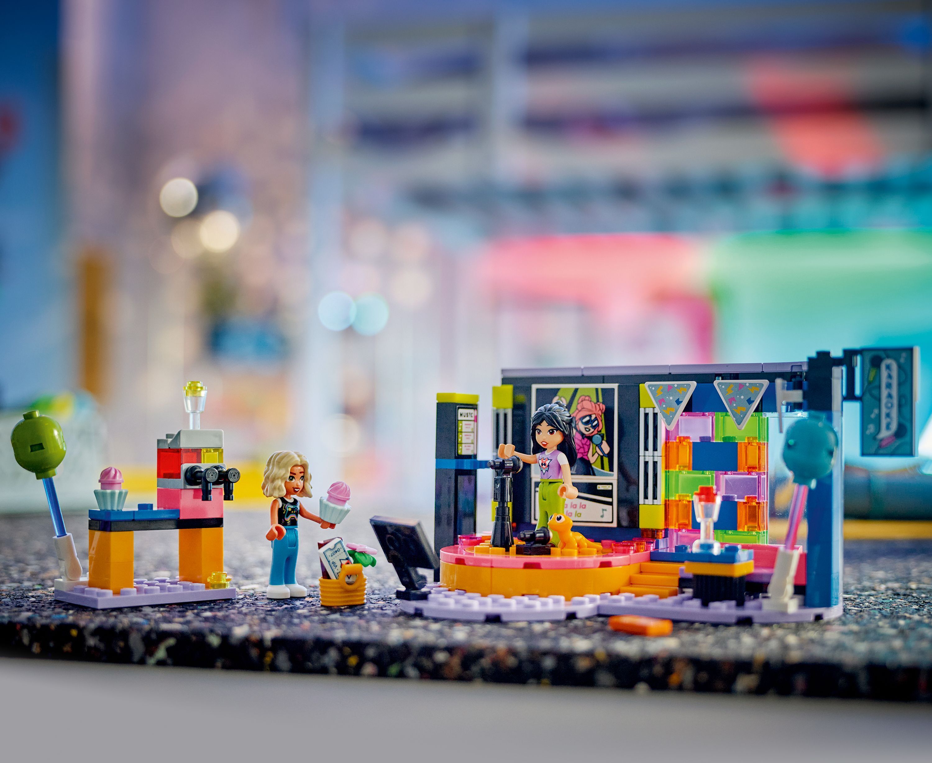 LEGO Friends 42608  - Pikkuruinen asustekauppa