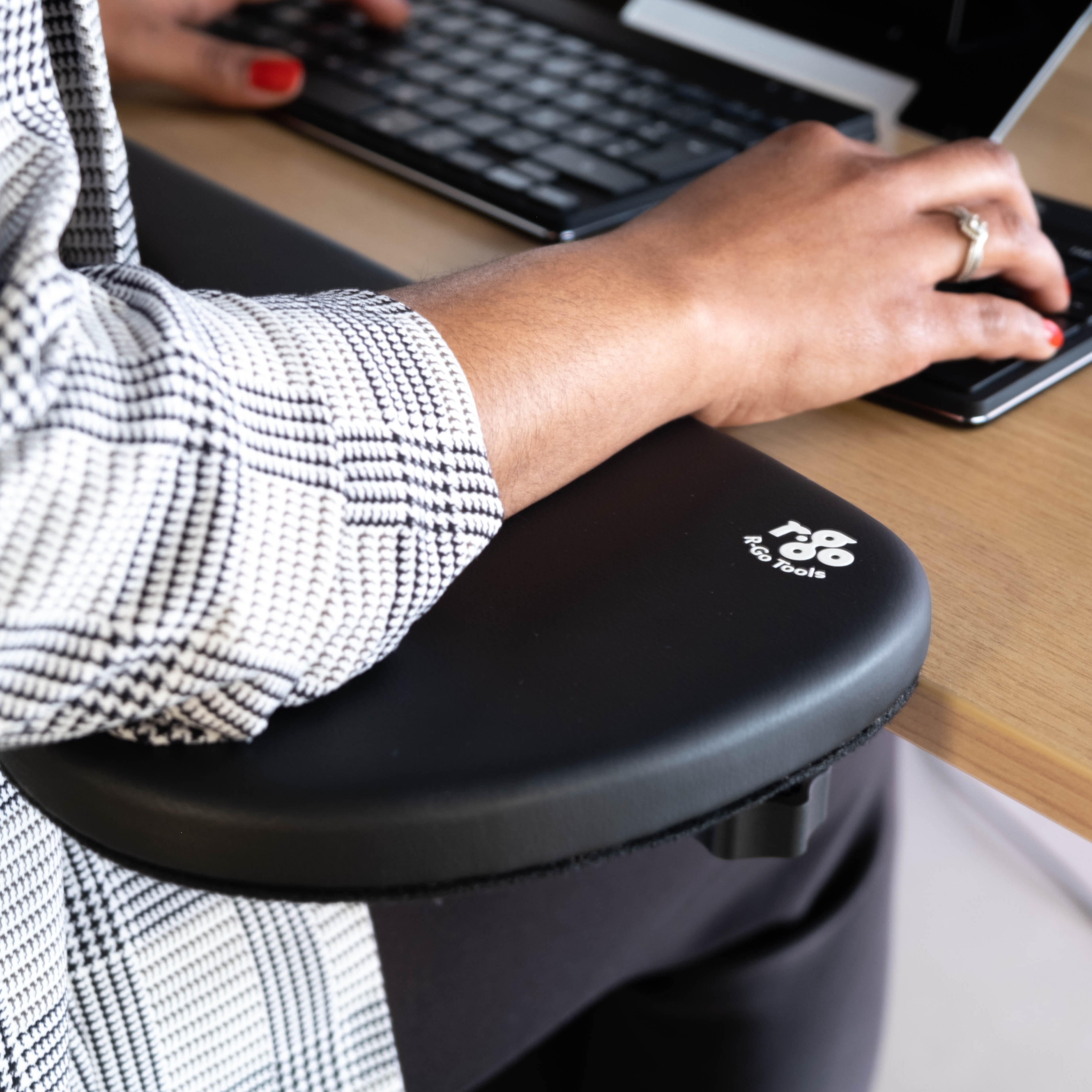 R-Go -ergonominen kyynärtuki, symmetrinen, musta