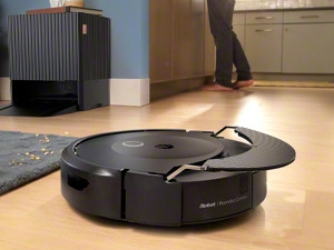 iRobot Roomba Combo 10 Max robotti-imuri AutoWash-telakalla