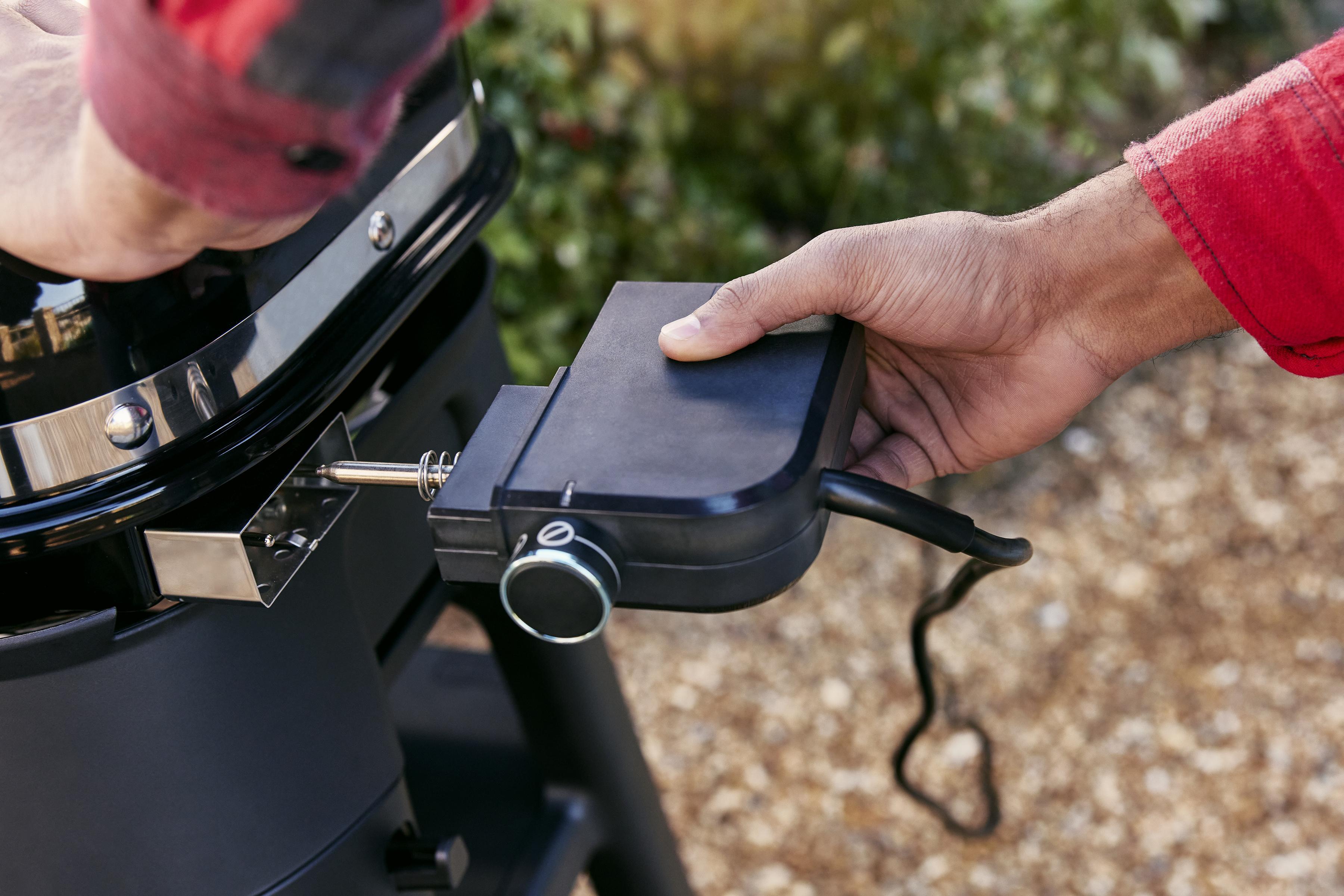 Weber Lumin Compact -sähkögrilli jalustalla