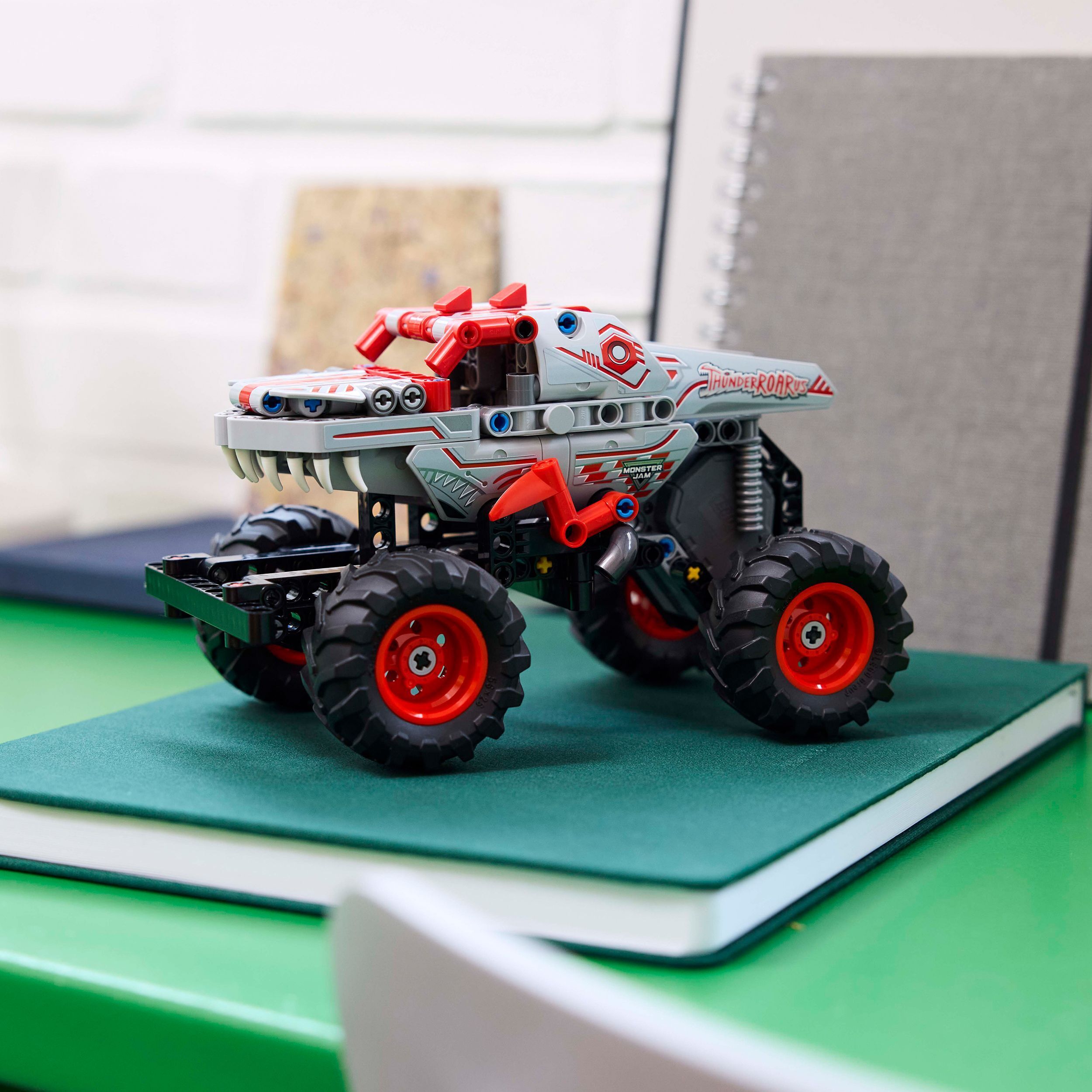 LEGO Technic 42200 – Monster Jam ThunderROARus ‑vetomoottoriauto