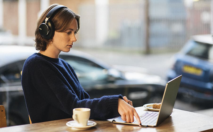 AKG N9 Hybrid vastamelukuulokkeet, musta