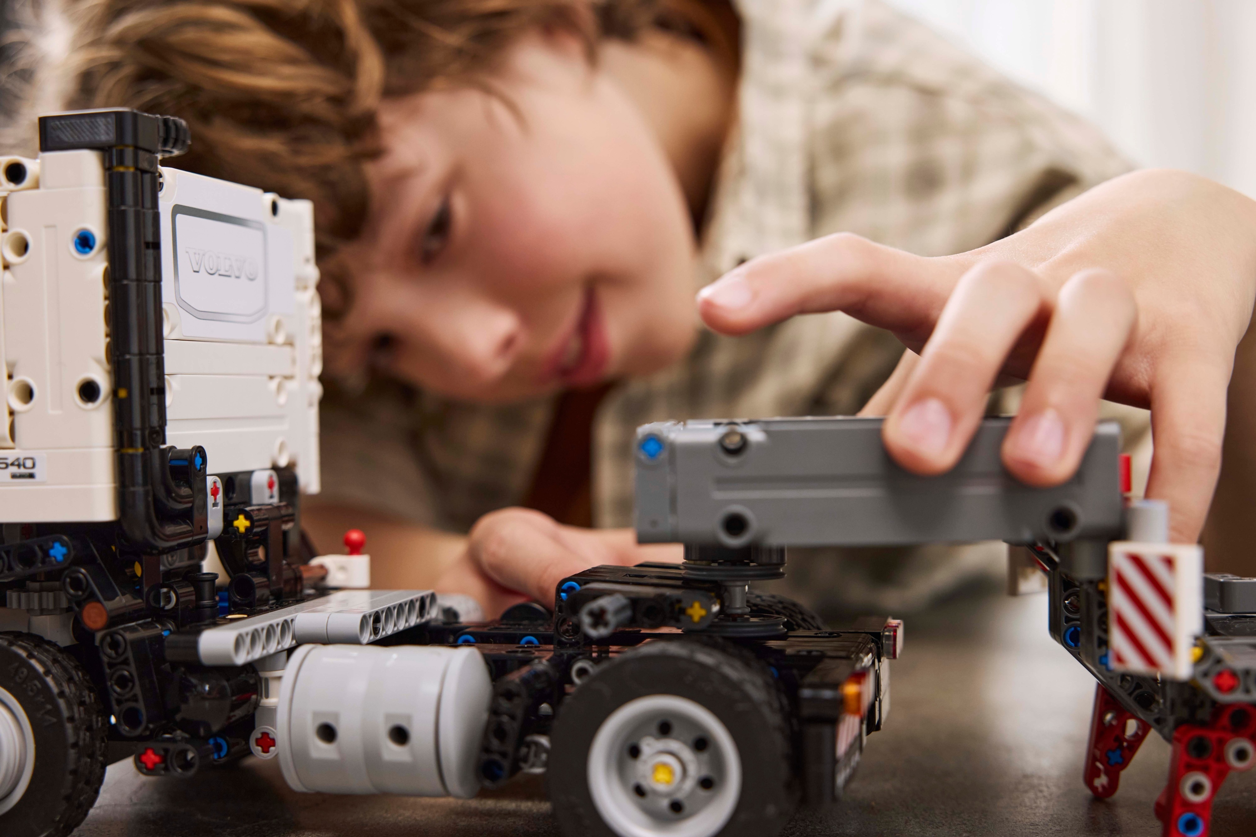 LEGO Technic 42175 - Volvo FMX ‑kuorma-auto ja EC230 Electric ‑kaivukone