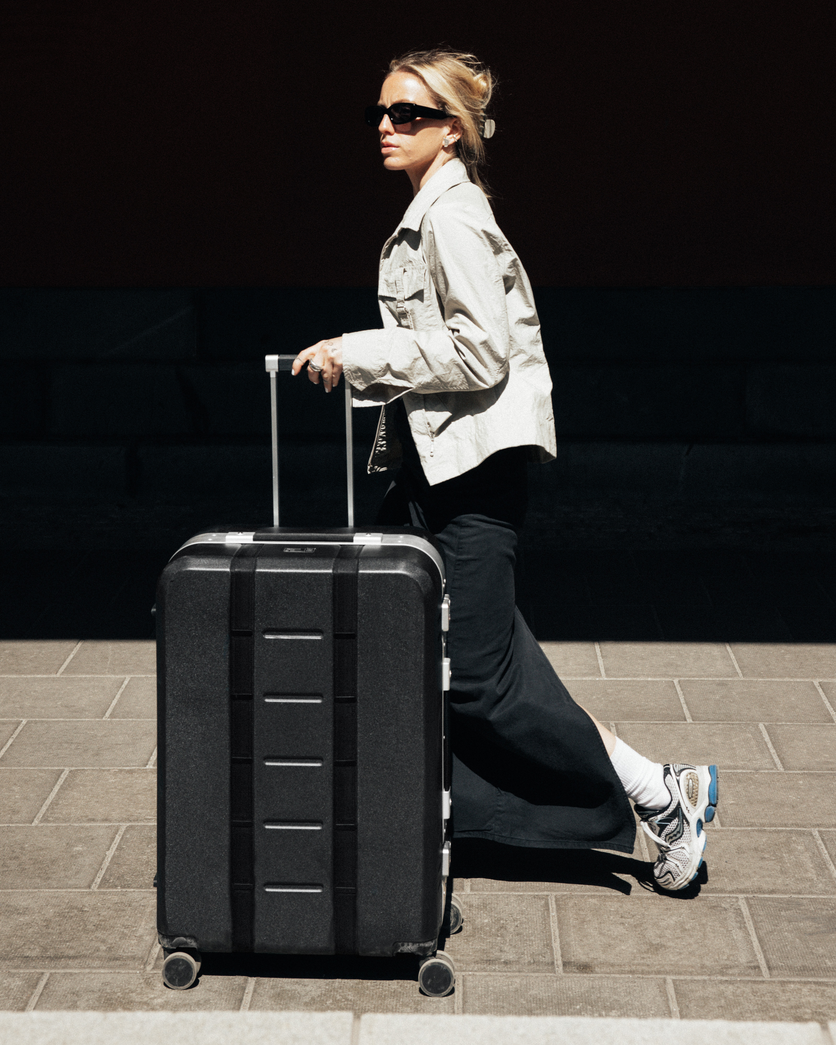 Db The Ramverk Pro Large Check-in Luggage -matkalaukku, 75 cm, hopea