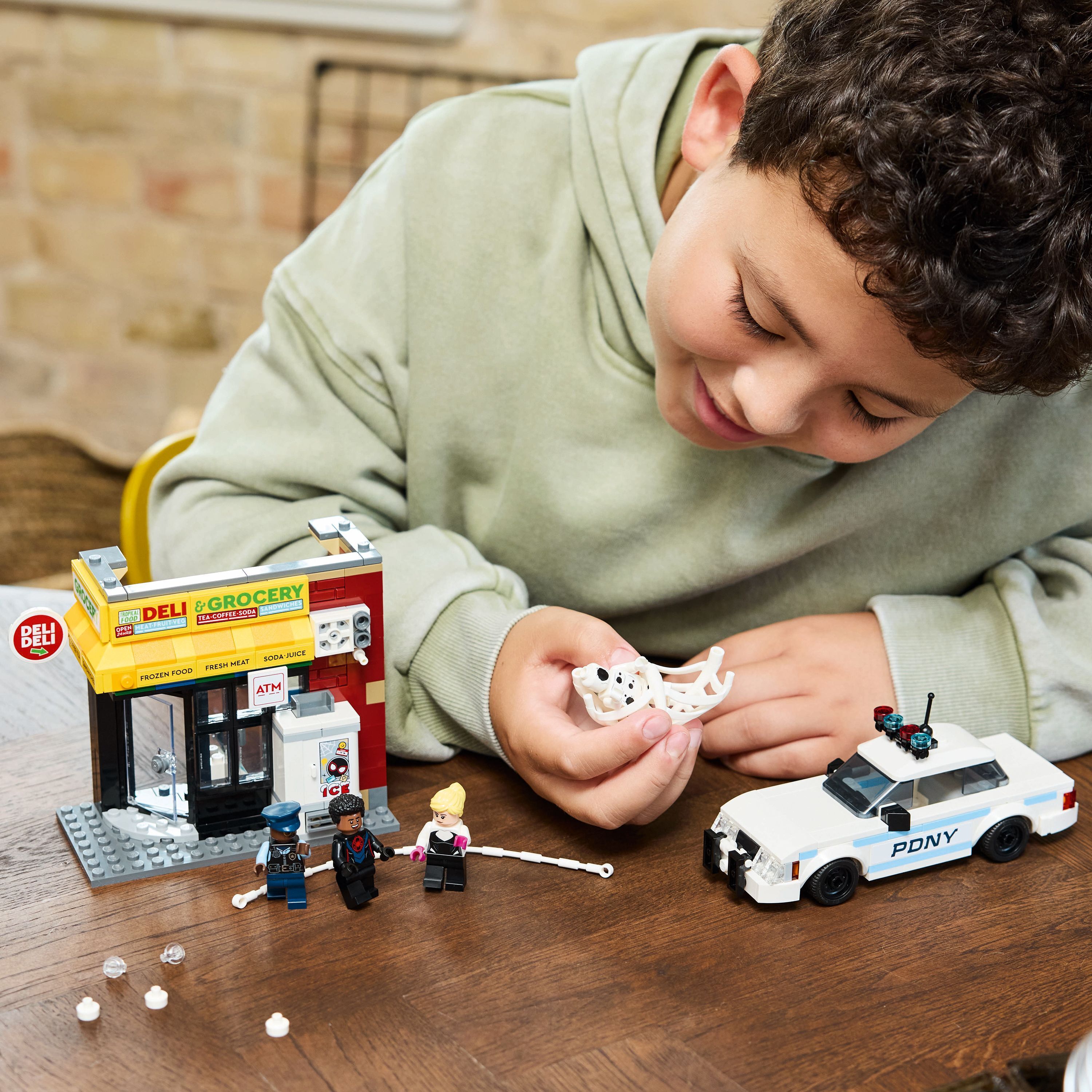 LEGO Super Heroes Marvel 76311 –  Hämähäkkiversum: Miles Morales vastaan Pilkku