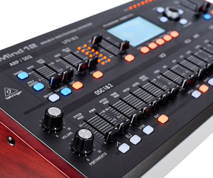 Behringer Deepmind 12D -analoginen syntetisaattori
