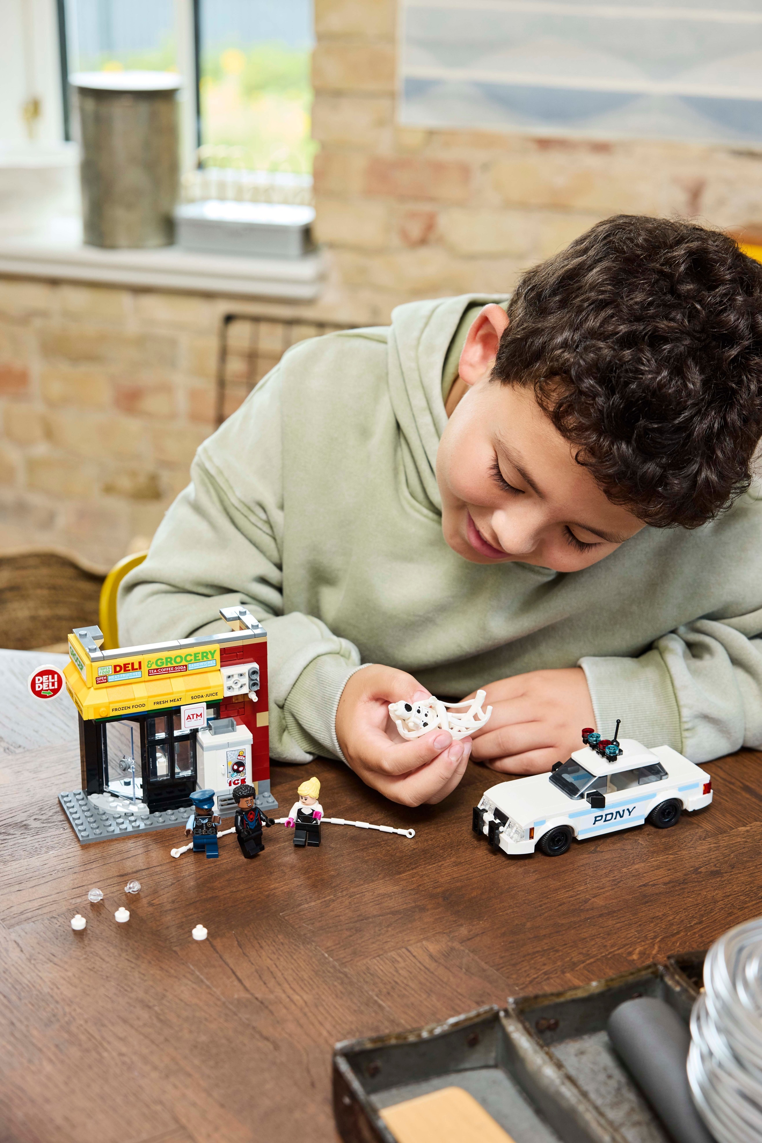 LEGO Super Heroes Marvel 76311 –  Hämähäkkiversum: Miles Morales vastaan Pilkku