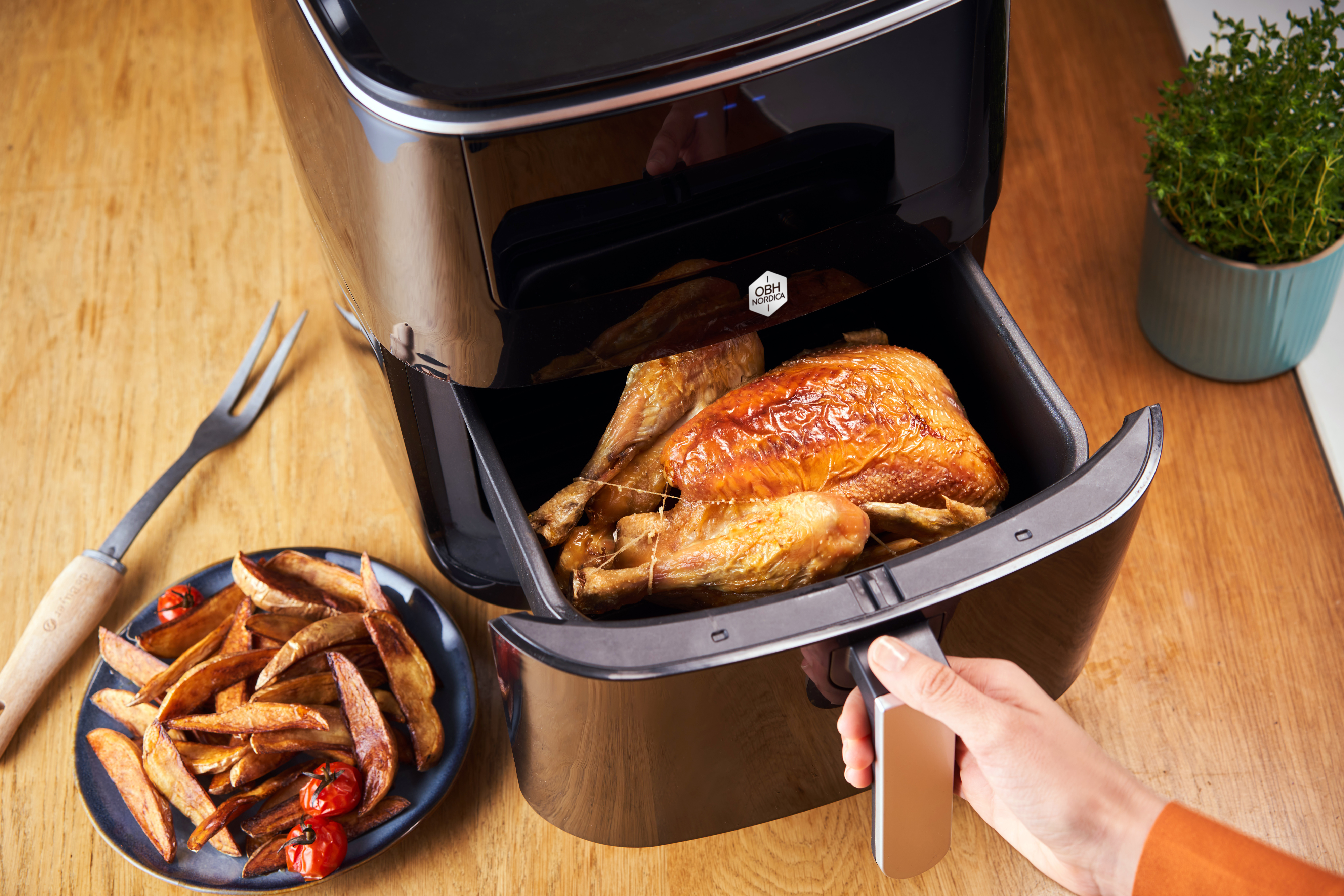 OBH Nordica Easy Fry & Grill Steam+ 3-in-1 -airfryer höyrytys- ja grillitoiminnolla, musta