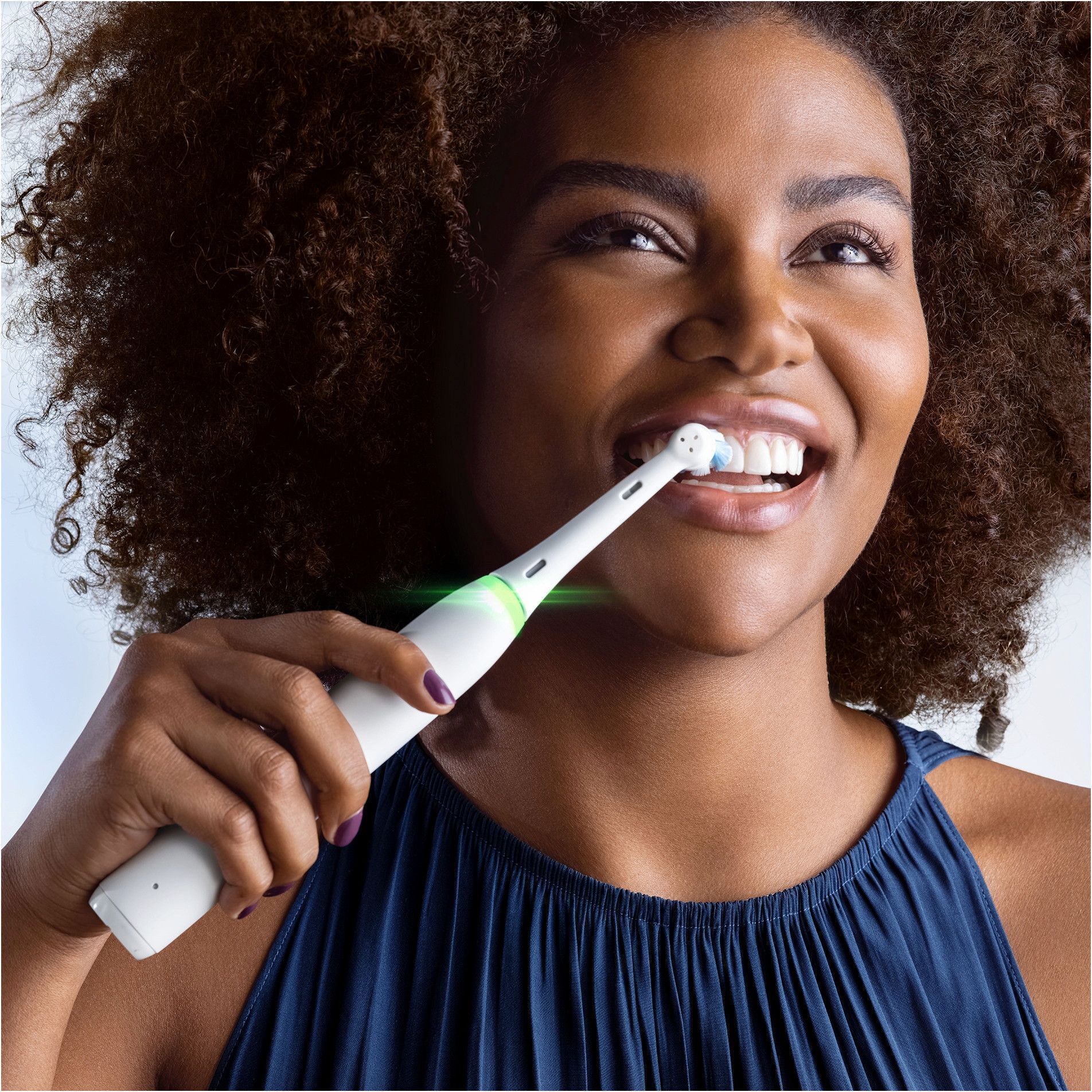 Oral-B iO 5 Black & White -sähköhammasharja, tuplarunko, musta / valkoinen