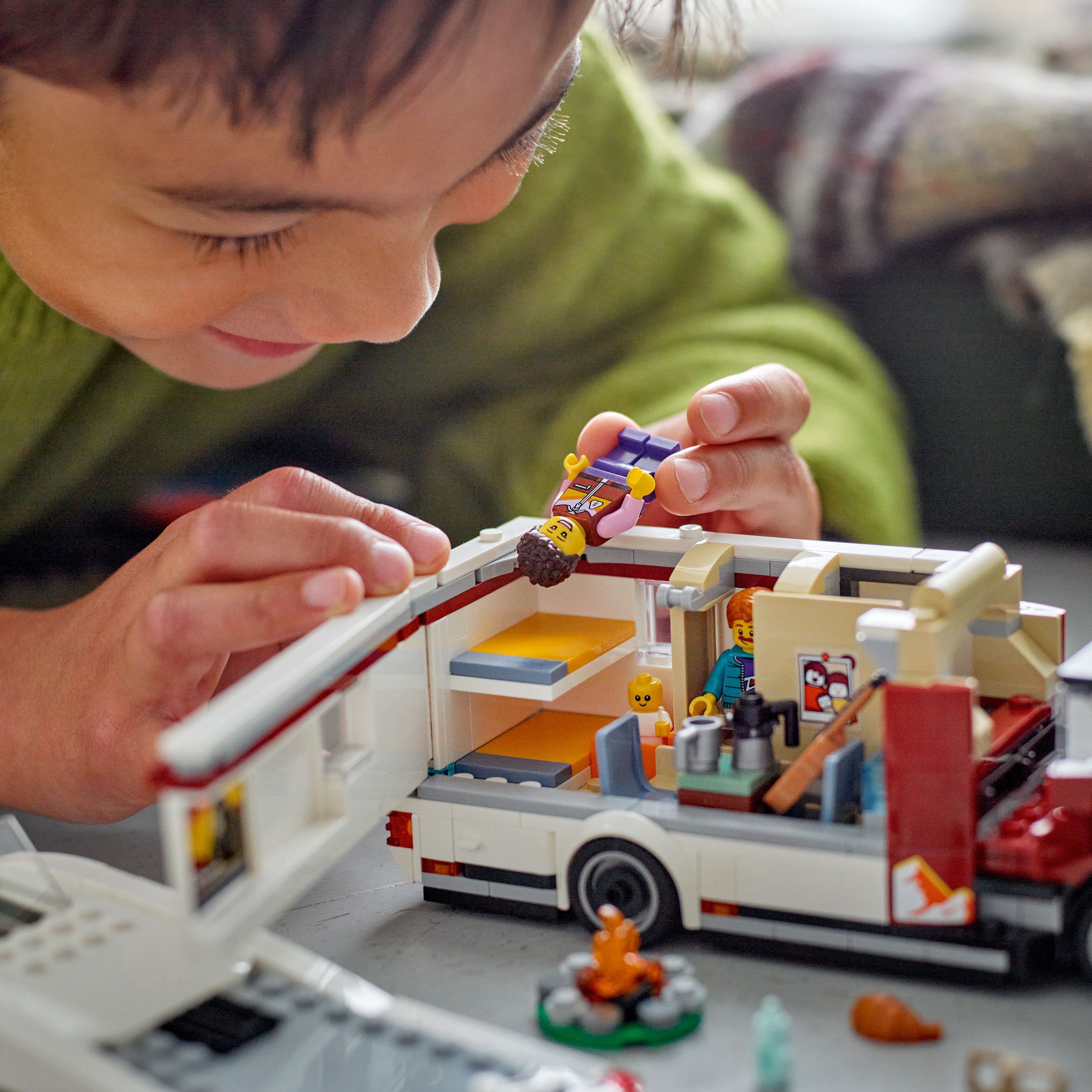 LEGO City 60454 – Seikkailulomalaisten matkailuauto