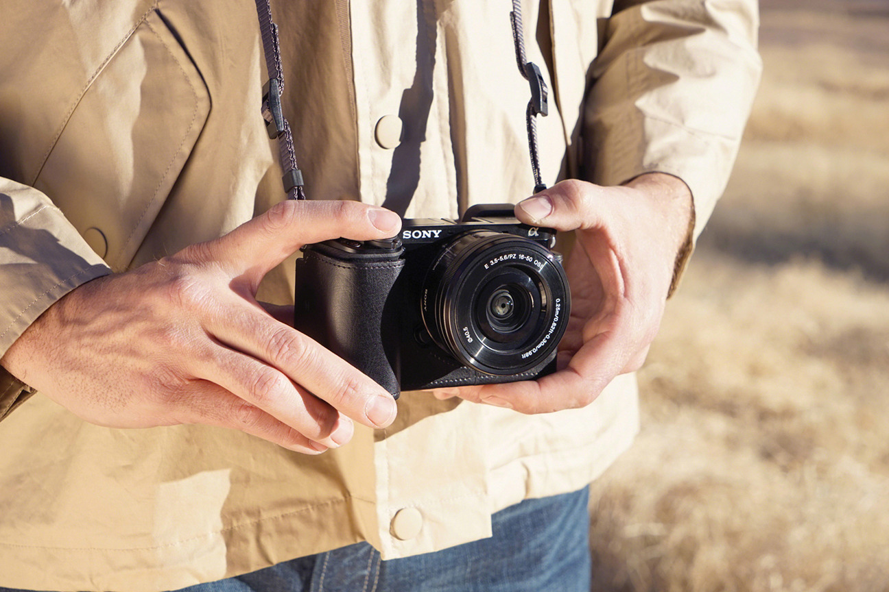 С чего начать фотографу. Фотоаппарат в руках. Фотокамера фотограф. Фотоаппараты для начинающих фотографов. Камера в руках.