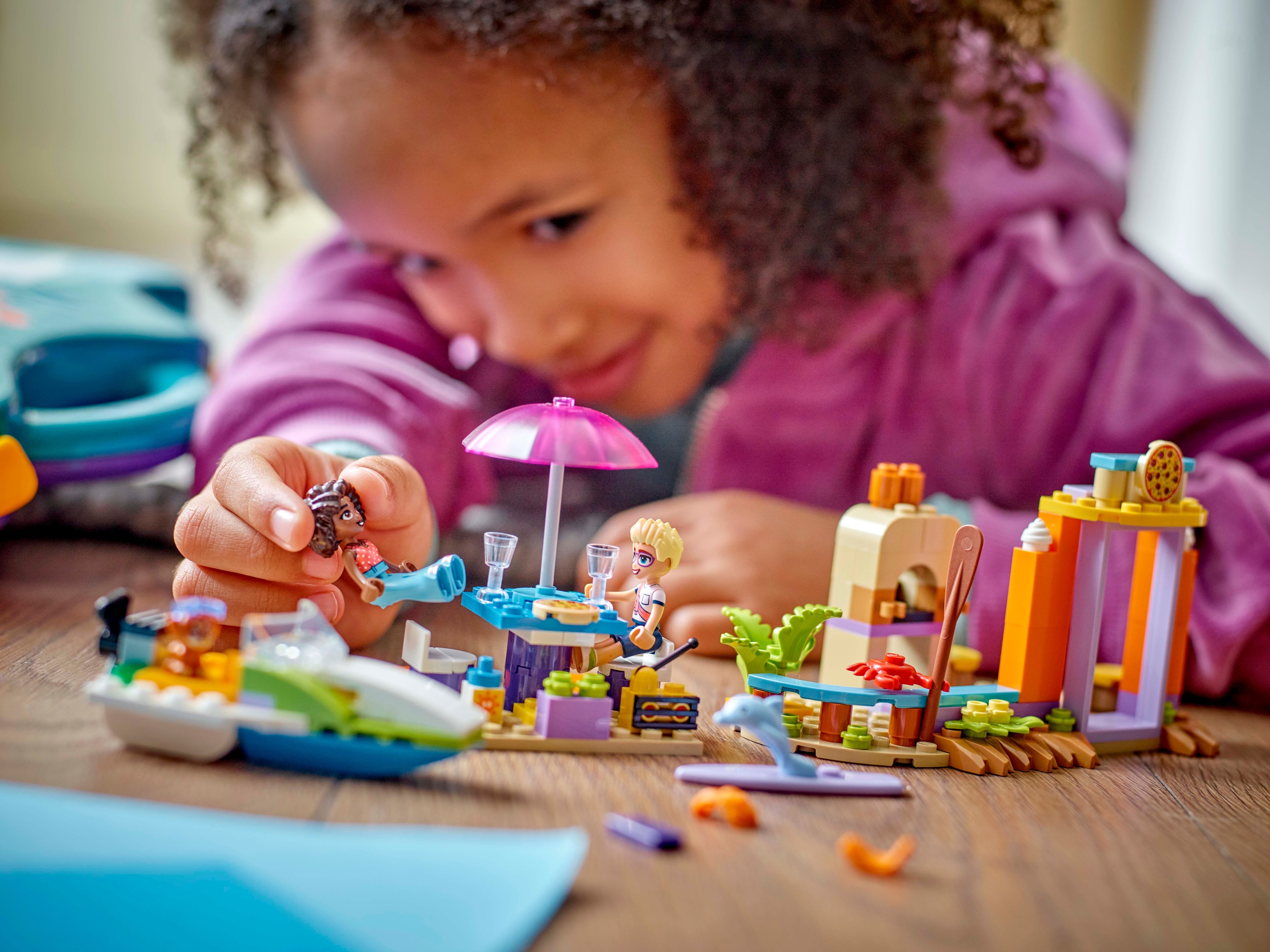 LEGO Friends 42672 – Loma‑ ja rantarakennelmat matkalaukussa