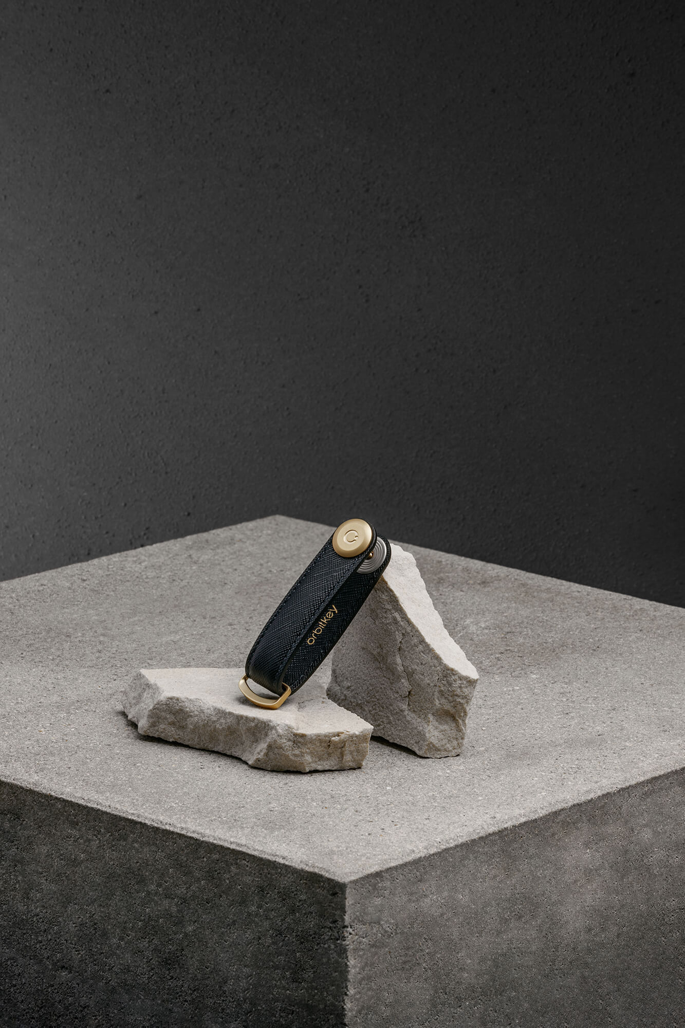 Orbitkey Saffiano Leather Key Organiser -avainlenkki, musta/kulta