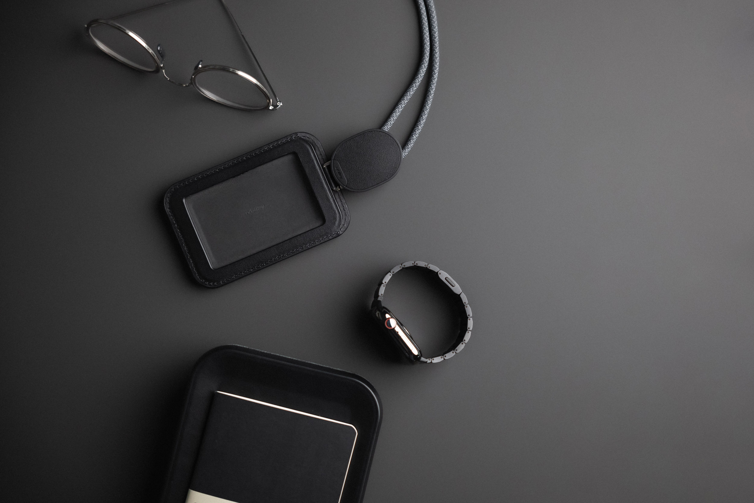 Orbitkey ID Card Holder Pro -henkilökorttikotelo kaulanauhalla, musta