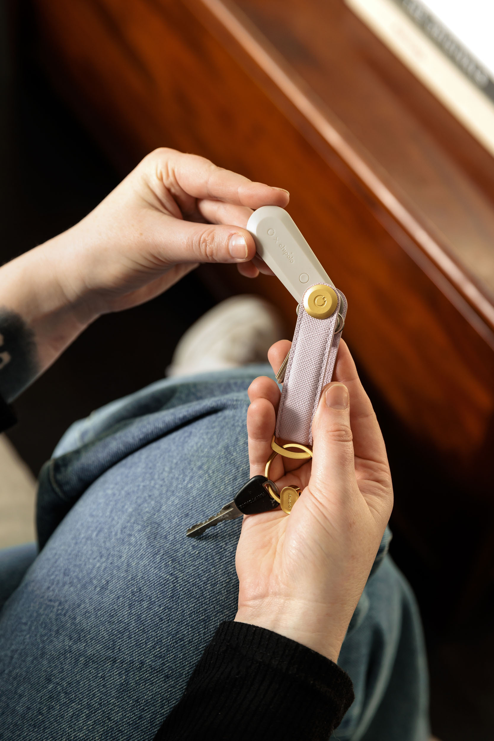 Orbitkey x Chipolo Tracker v2 -paikannuslaite, kivenharmaa