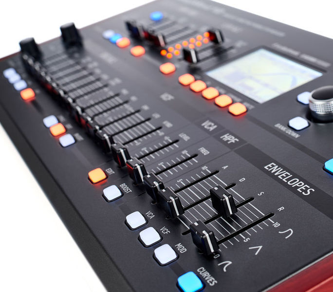 Behringer Deepmind 12D -analoginen syntetisaattori