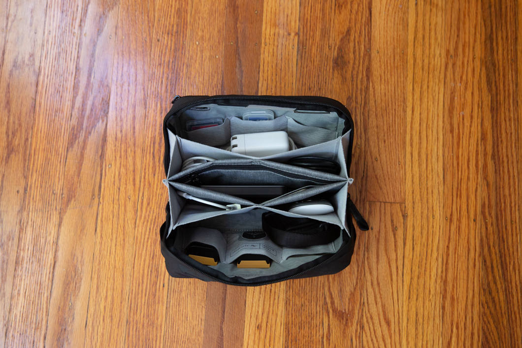 Peak Design Tech Pouch -tarvikelaukku, musta