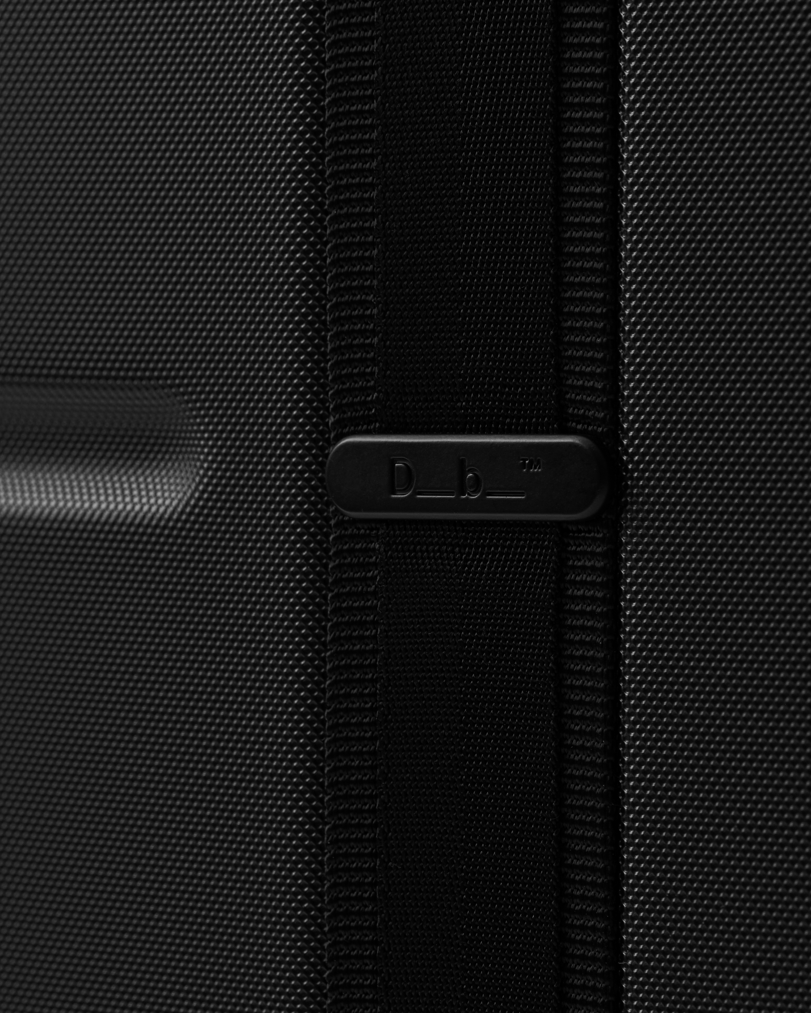 Db The Ramverk Pro Medium Check-in Luggage -matkalaukku, 68 cm, hopea