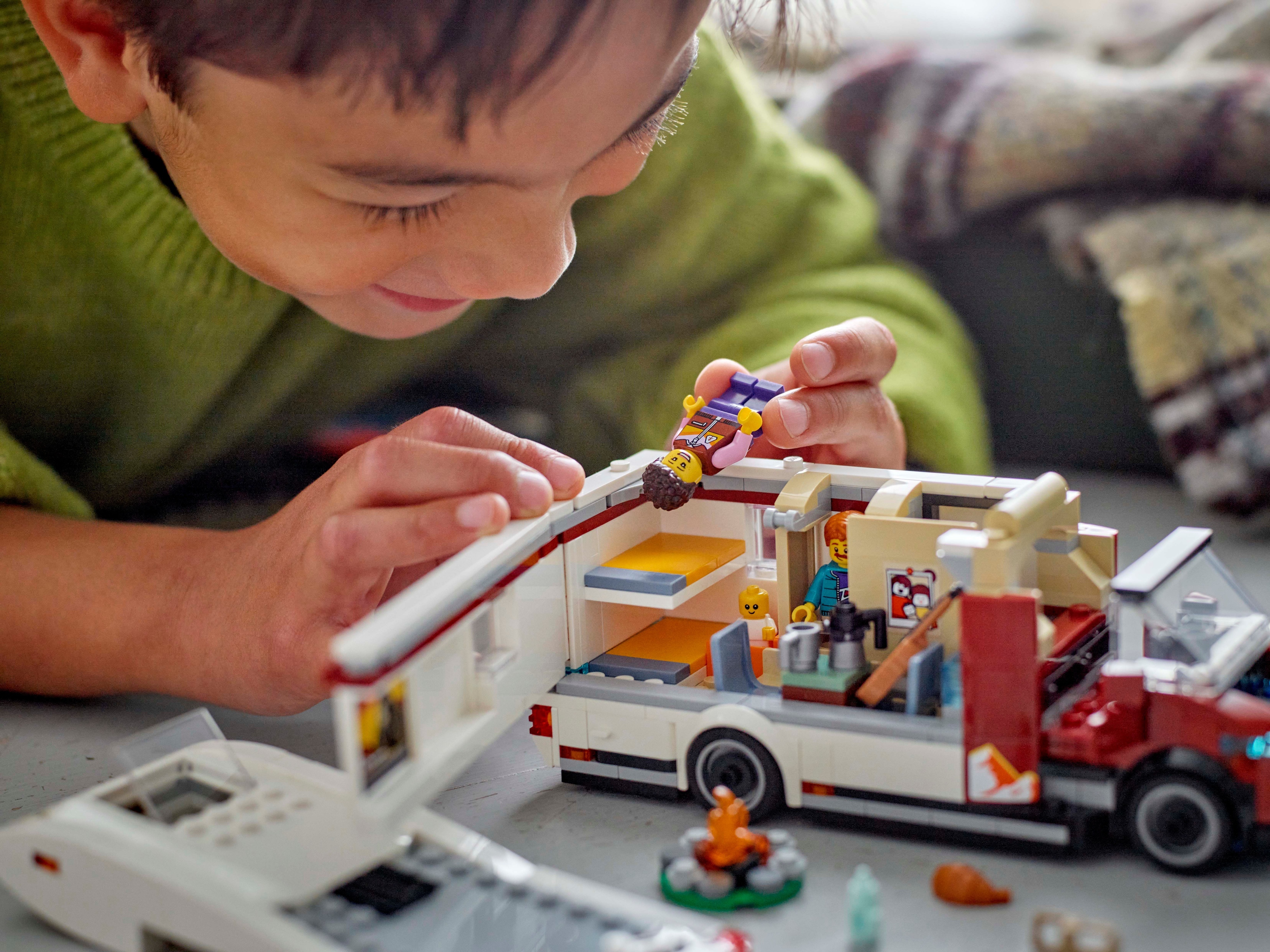 LEGO City 60454 – Seikkailulomalaisten matkailuauto
