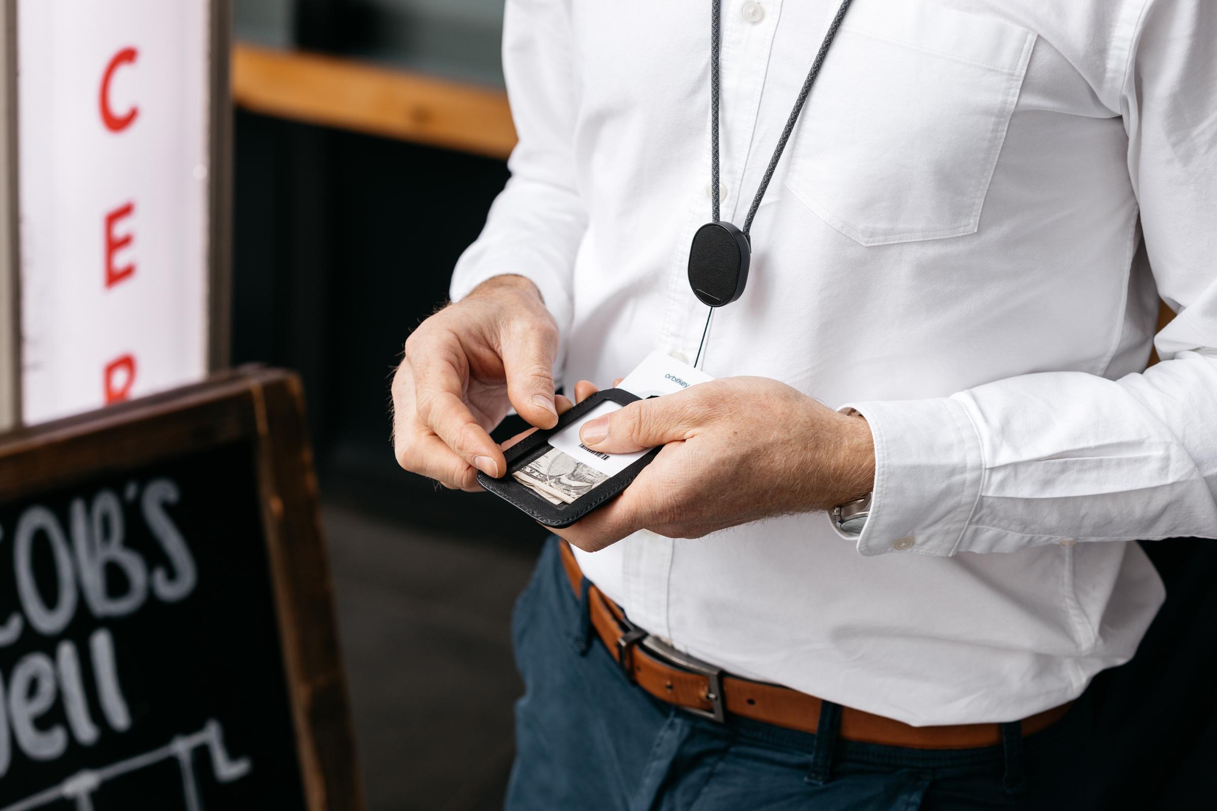 Orbitkey ID Card Holder Pro -henkilökorttikotelo kaulanauhalla, musta