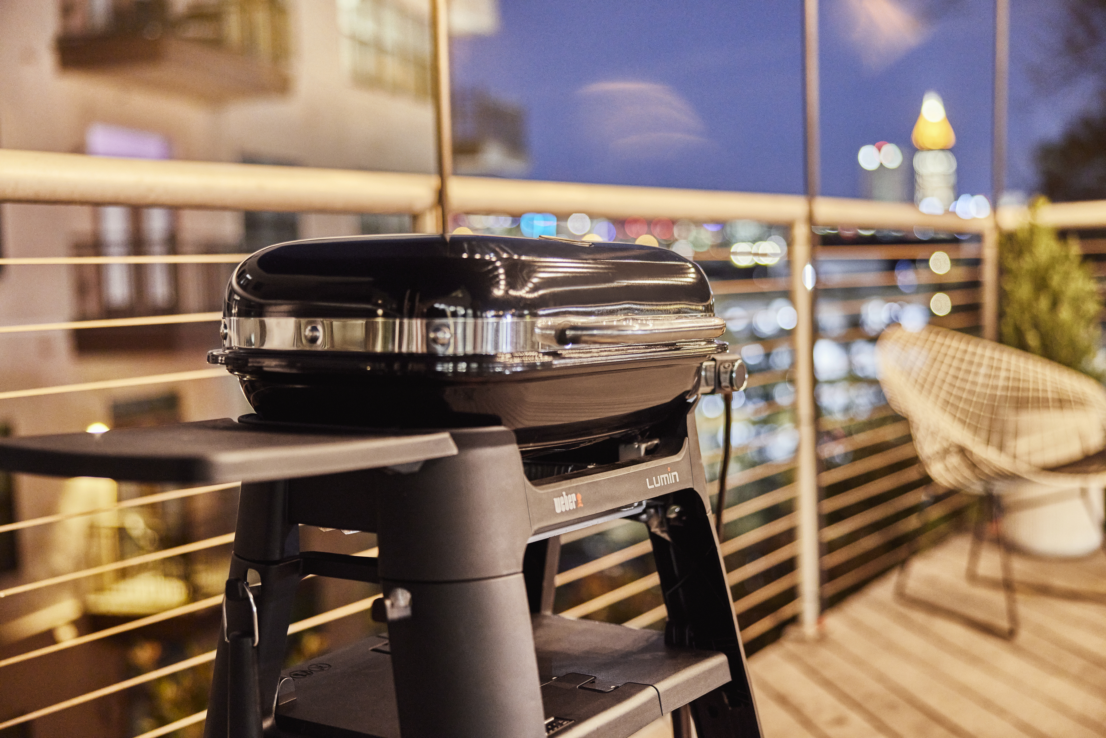 Weber Lumin Compact -sähkögrilli jalustalla