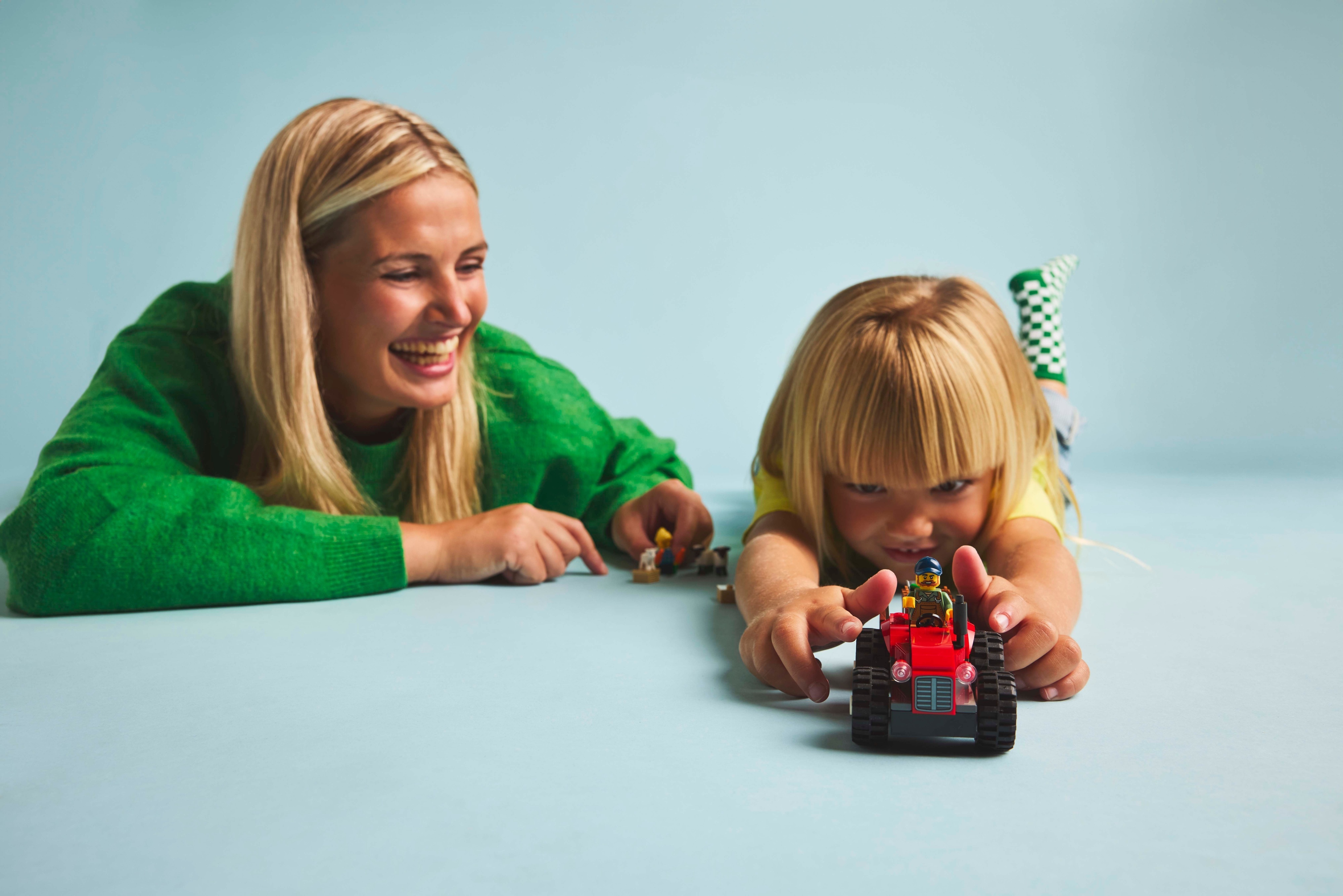LEGO City 60461 – Maatilan punainen traktori, peräkärry ja lampaat