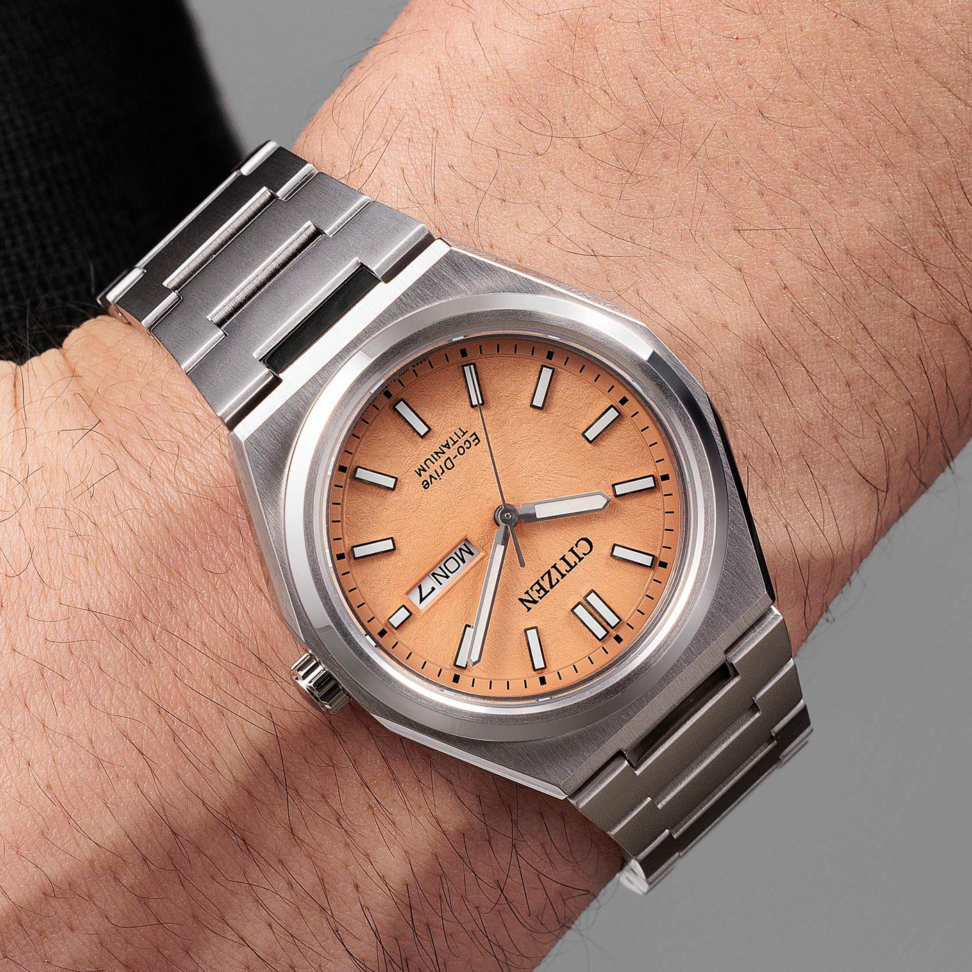 Citizen Eco-Drive AW0130-85Z – Orologio Uomo In Titanio – Quadrante Arancione, 39 Mm – 10 Bar
