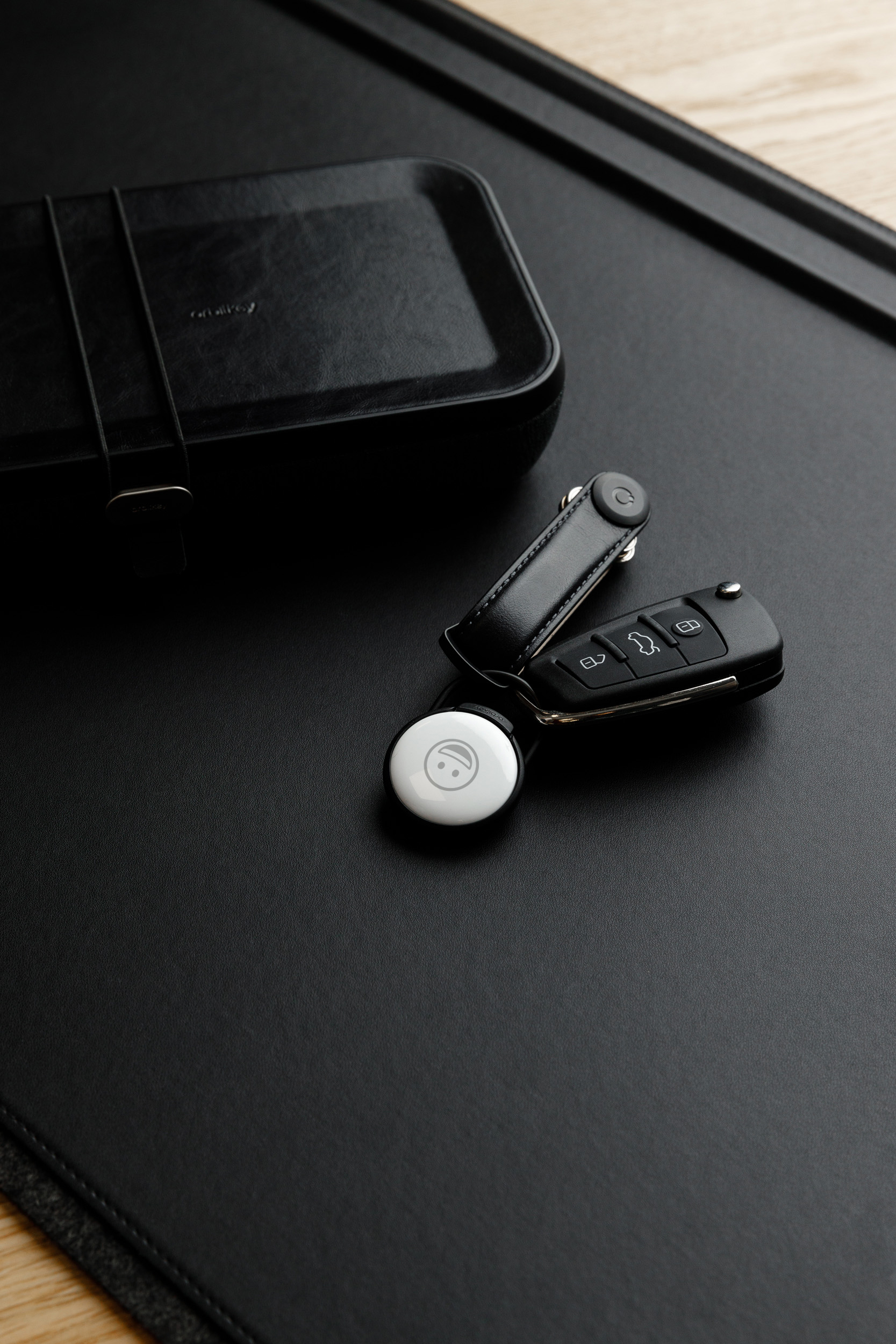 Orbitkey Slim Case for AirTag -pidike avainrenkaalla, musta