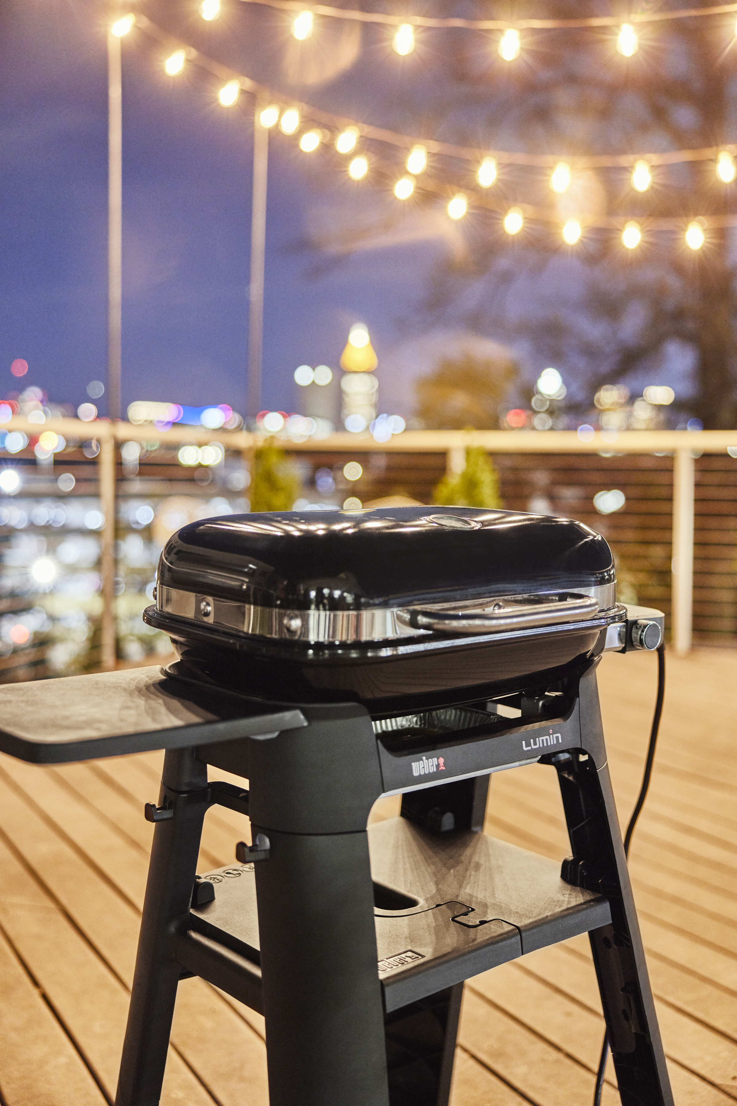 Weber Lumin Compact -sähkögrilli jalustalla