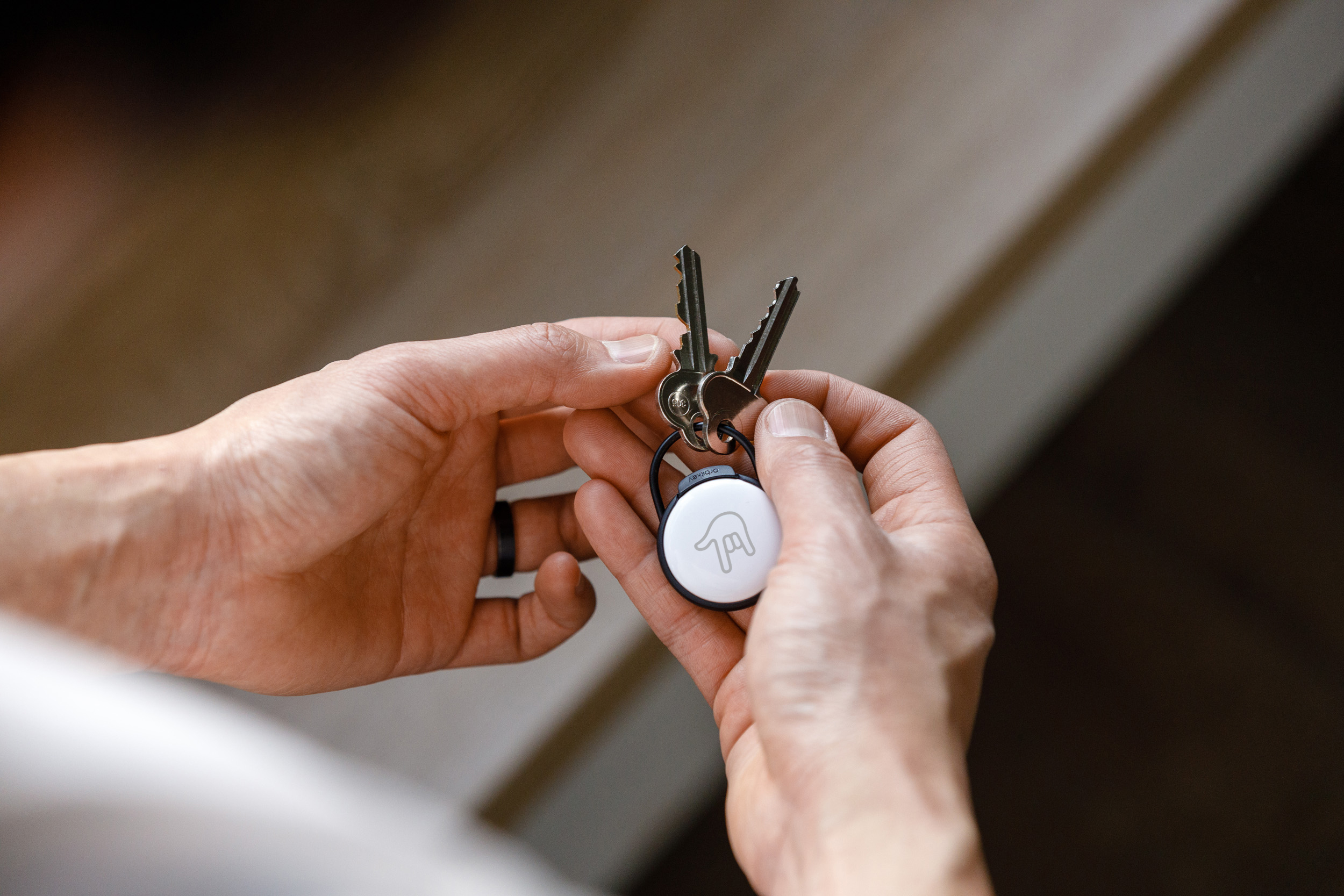 Orbitkey Slim Case for AirTag -pidike avainrenkaalla, musta