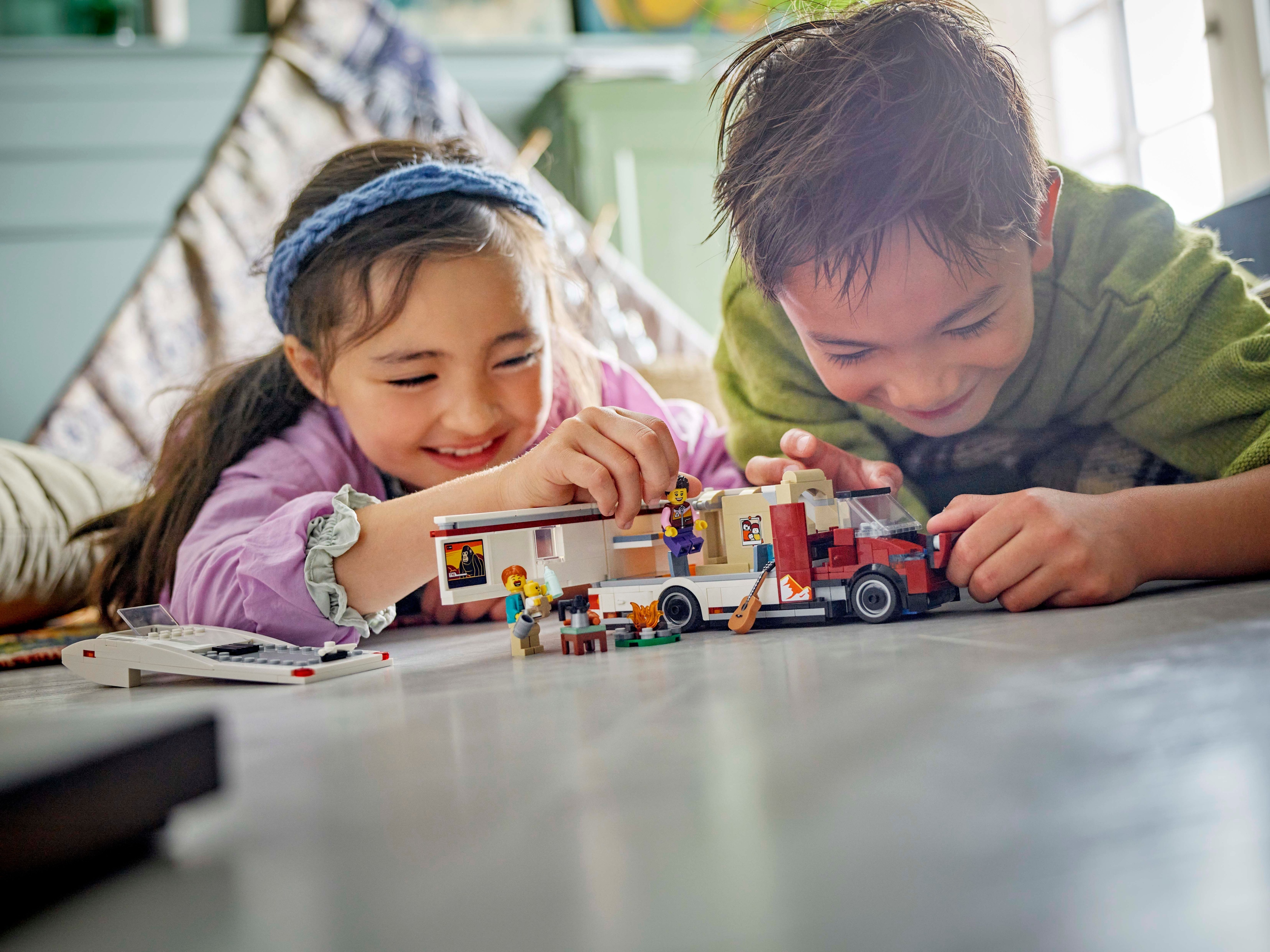 LEGO City 60454 – Seikkailulomalaisten matkailuauto