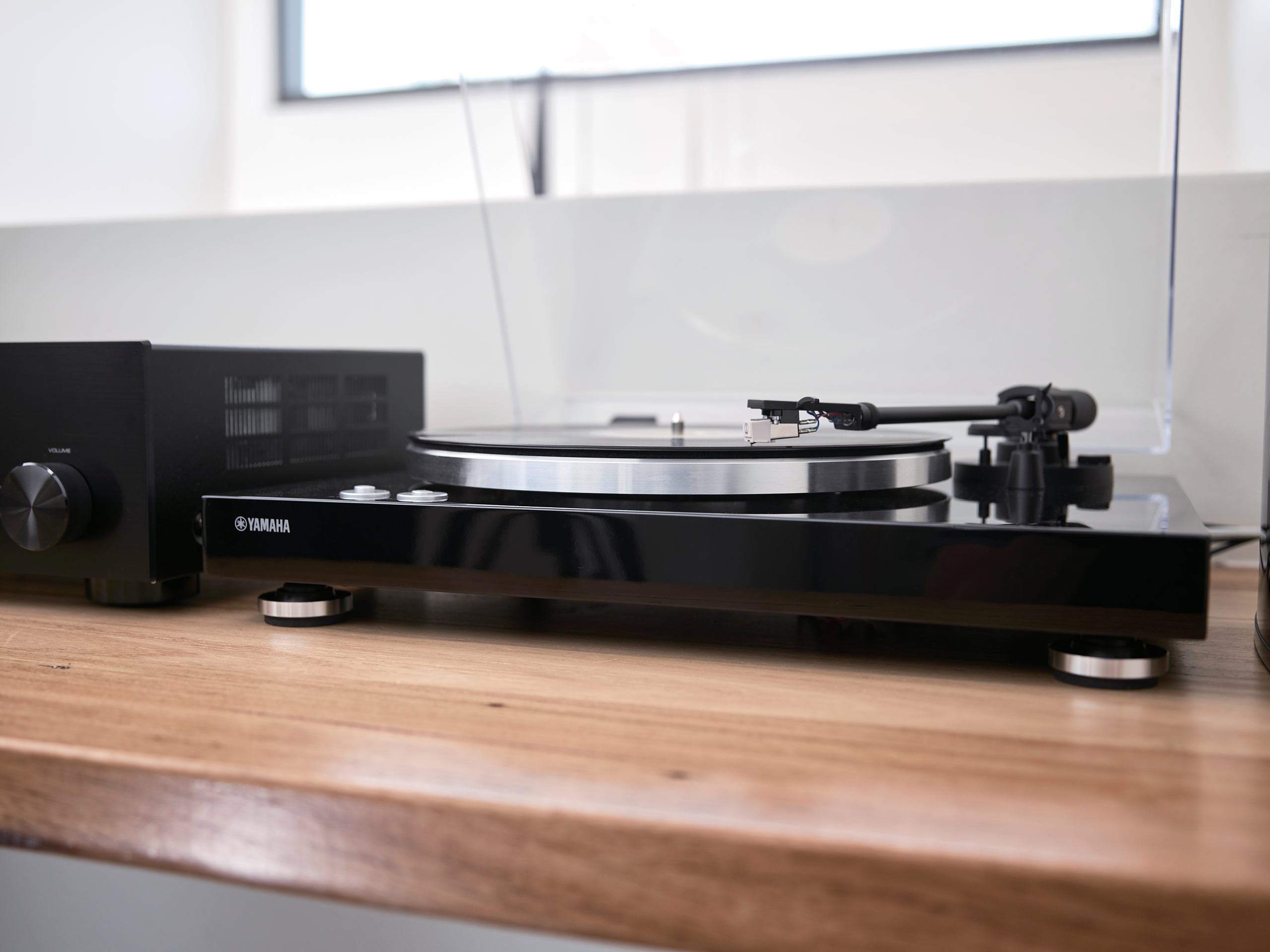Yamaha TT-S303 levysoitin, musta