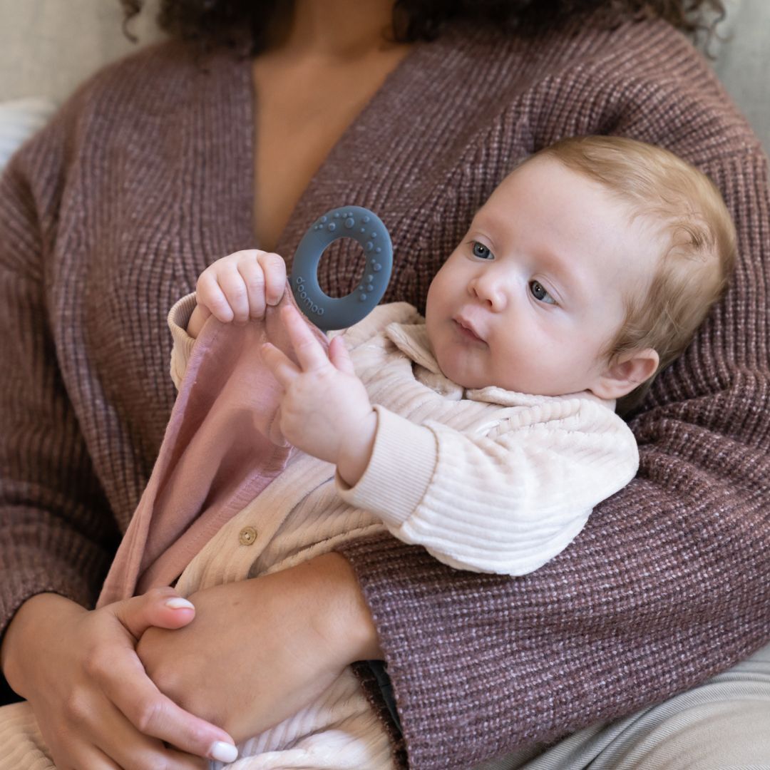Doomoo Mom`n Play imetyssuoja pururenkaalla, tetra pink